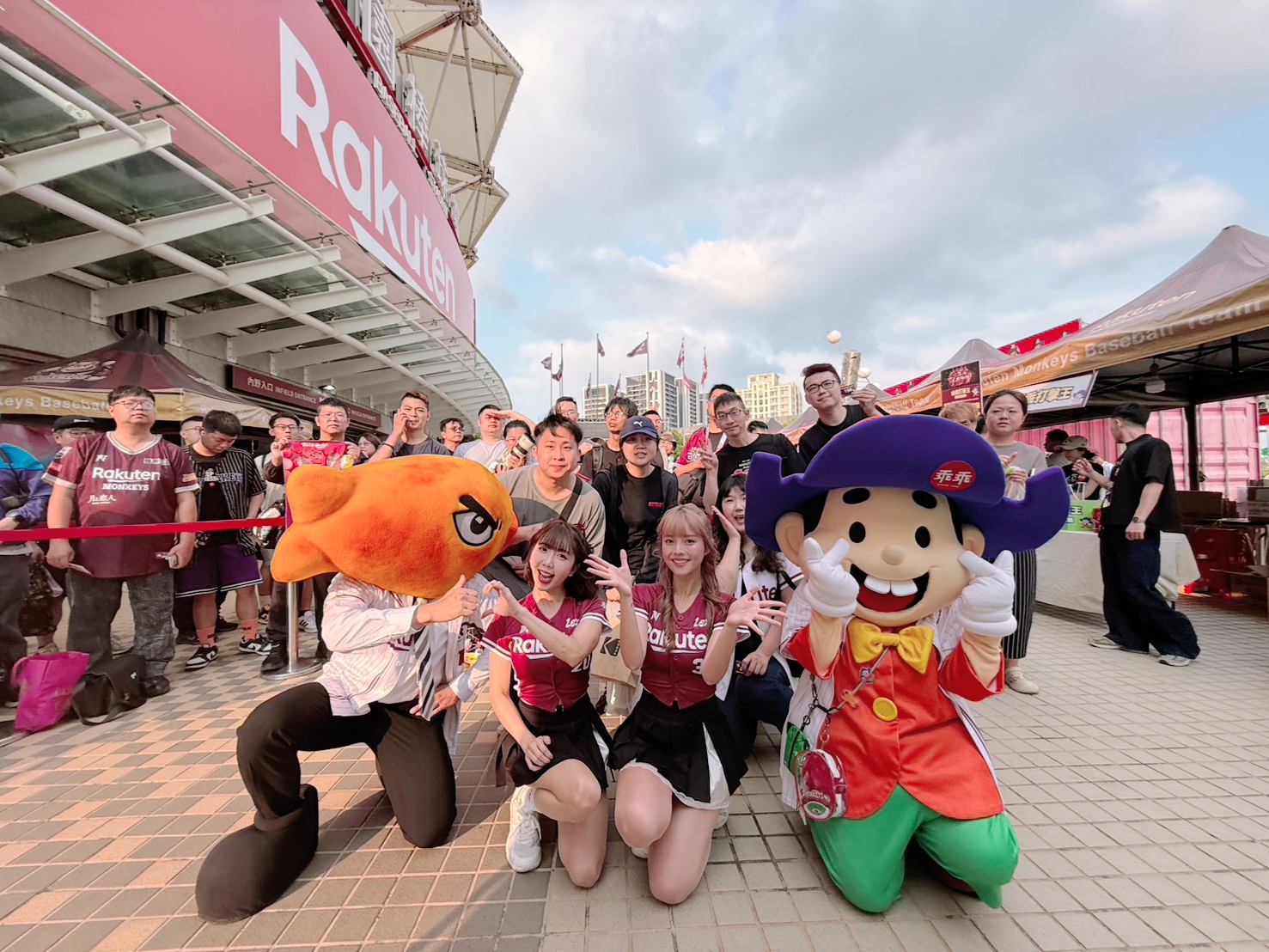 乖乖現身球場外與球迷、啦啦隊同框嗨翻！香魚君經典角色驚喜加入，還沒進場就先感受滿滿應援氛圍。（圖／乖乖提供）