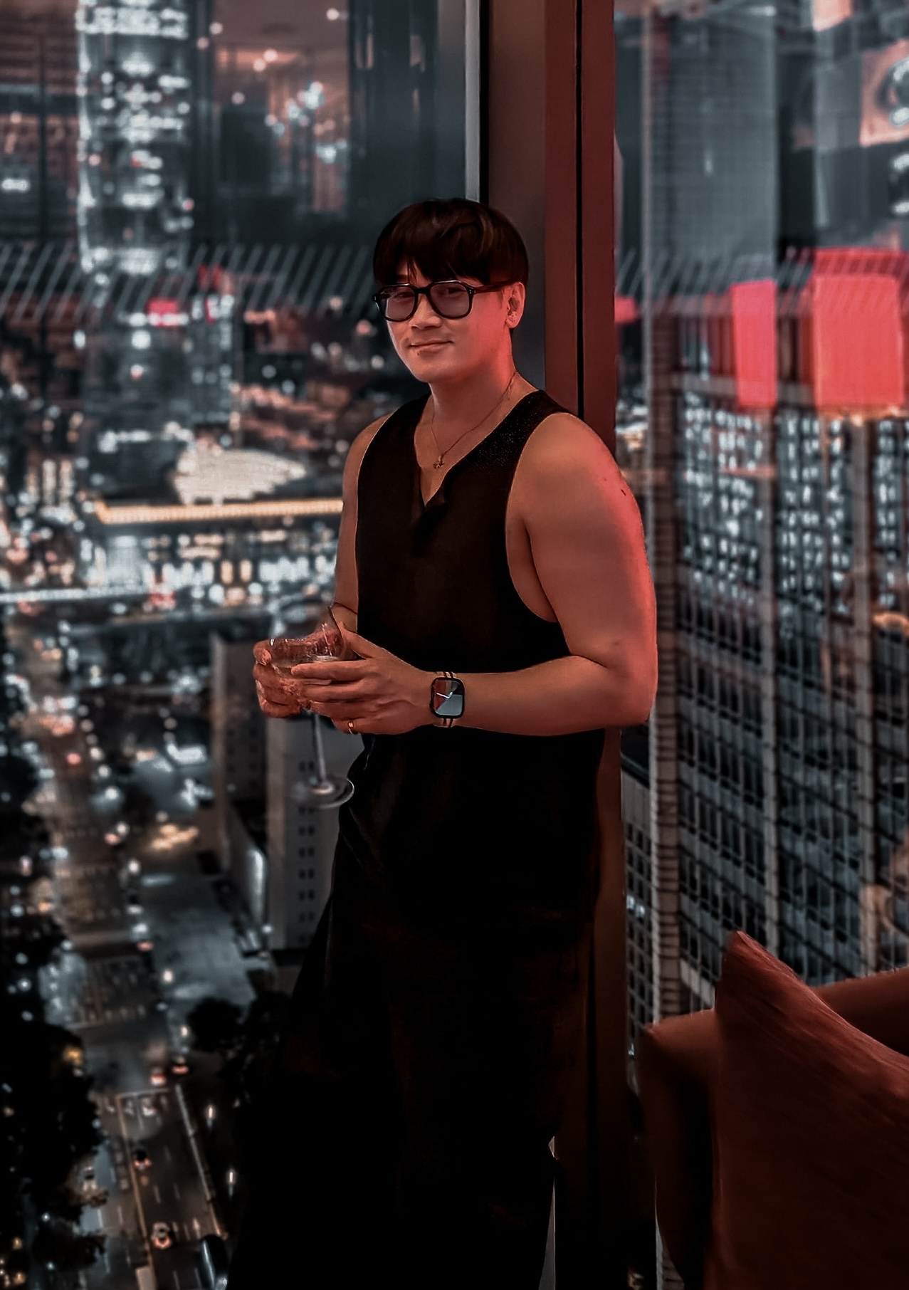 易桀齊新歌〈梅雨季〉化身視覺導覽員。（圖／ 走音佬音樂工作室提供）