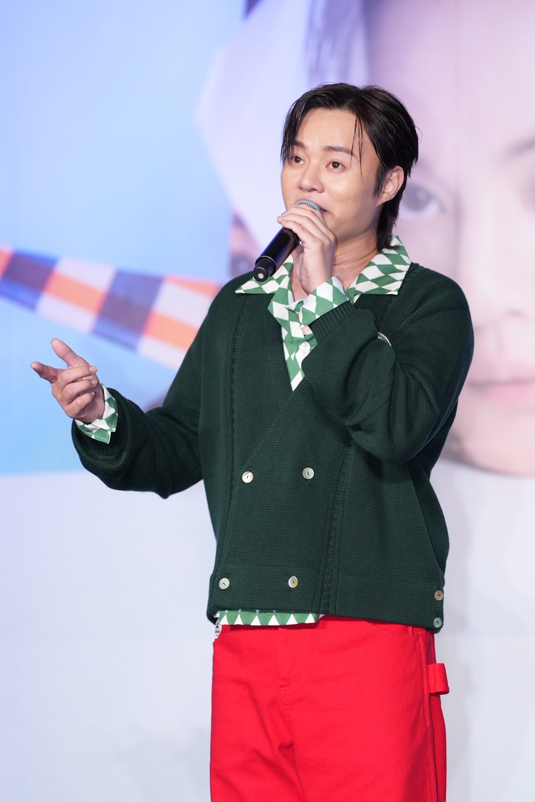 許富凱讓現場媒體搶先聽。（圖／記者許方正攝）