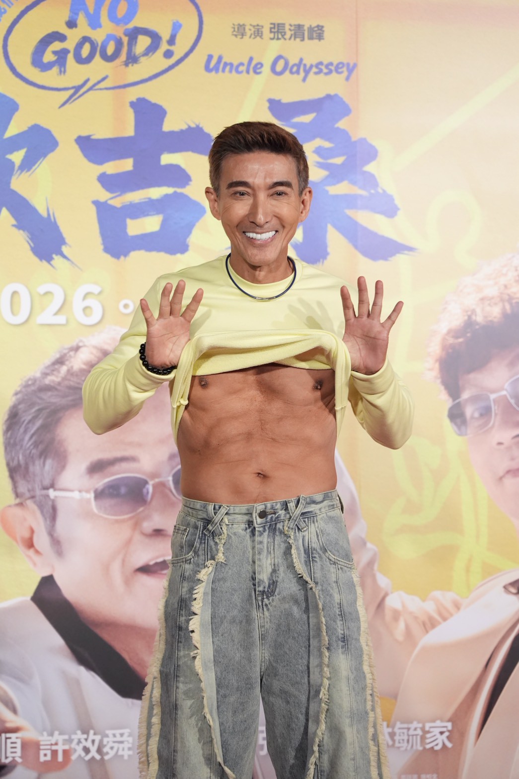 潘若迪現場掀衣展示結實腹肌。（圖／記者陳明中攝）