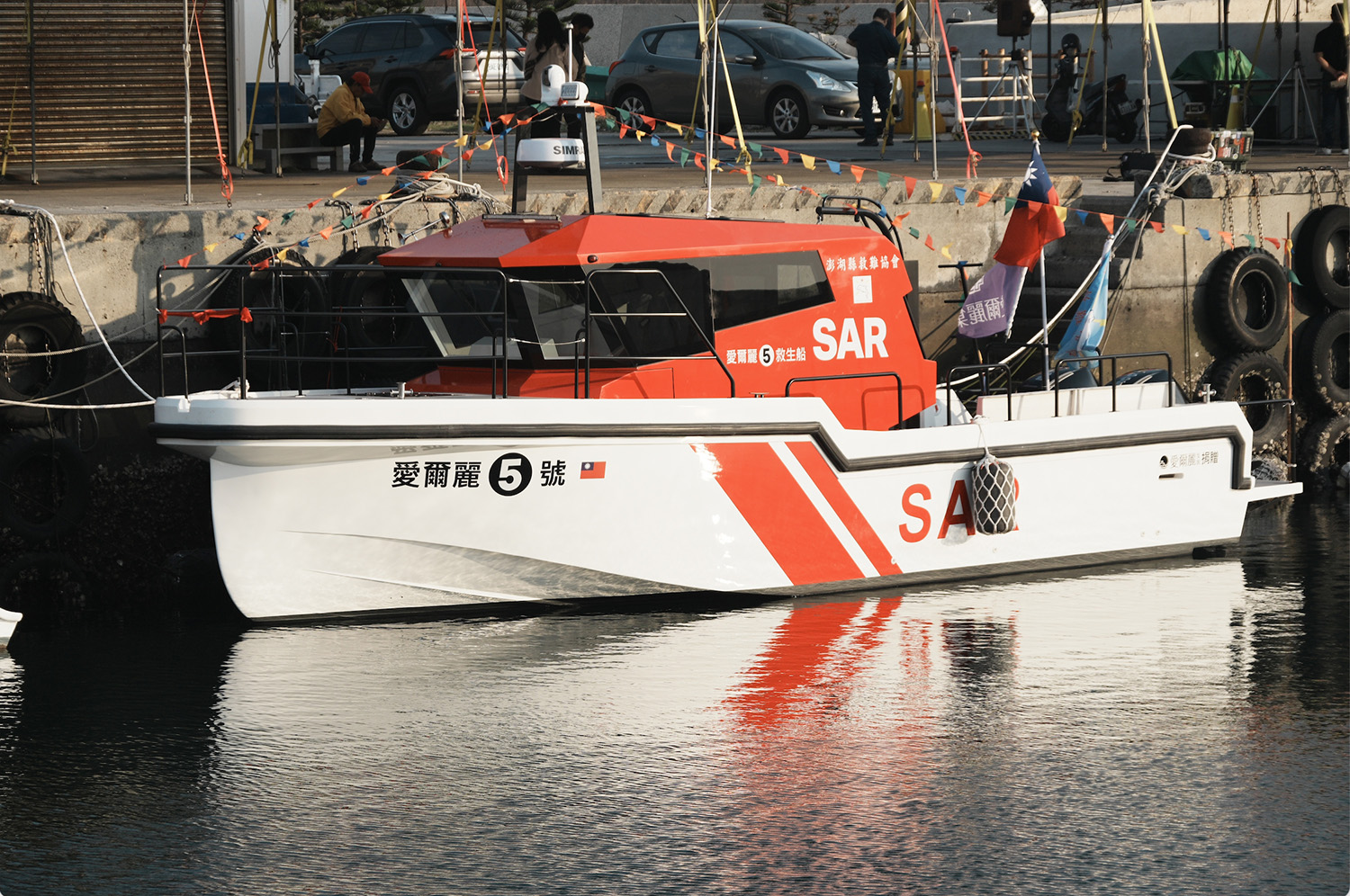 海上救難船「愛爾麗五號」停靠於澎湖馬公市案山漁港。