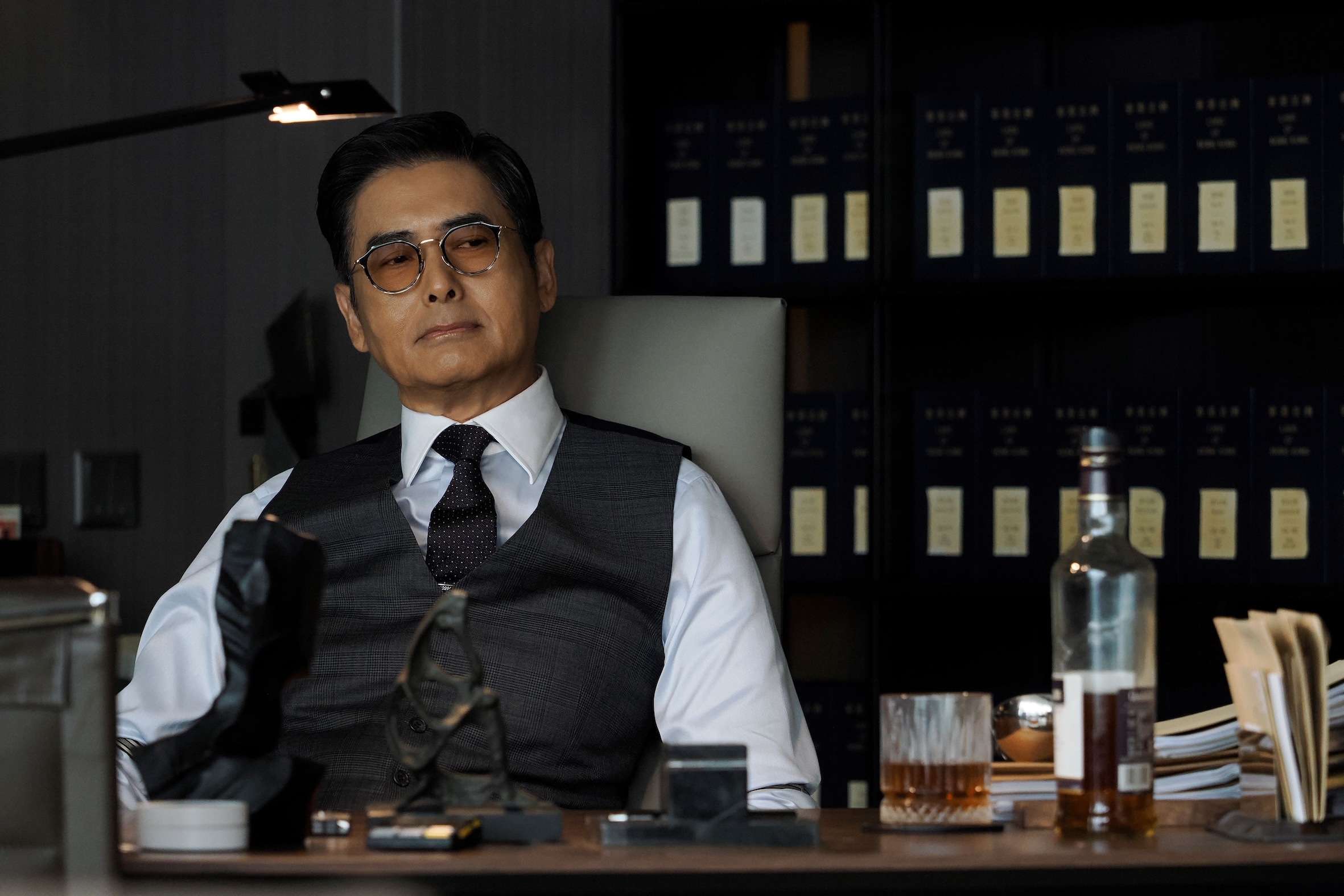 周潤發飾演資深大律師簡奧偉。（圖／華映娛樂提供）