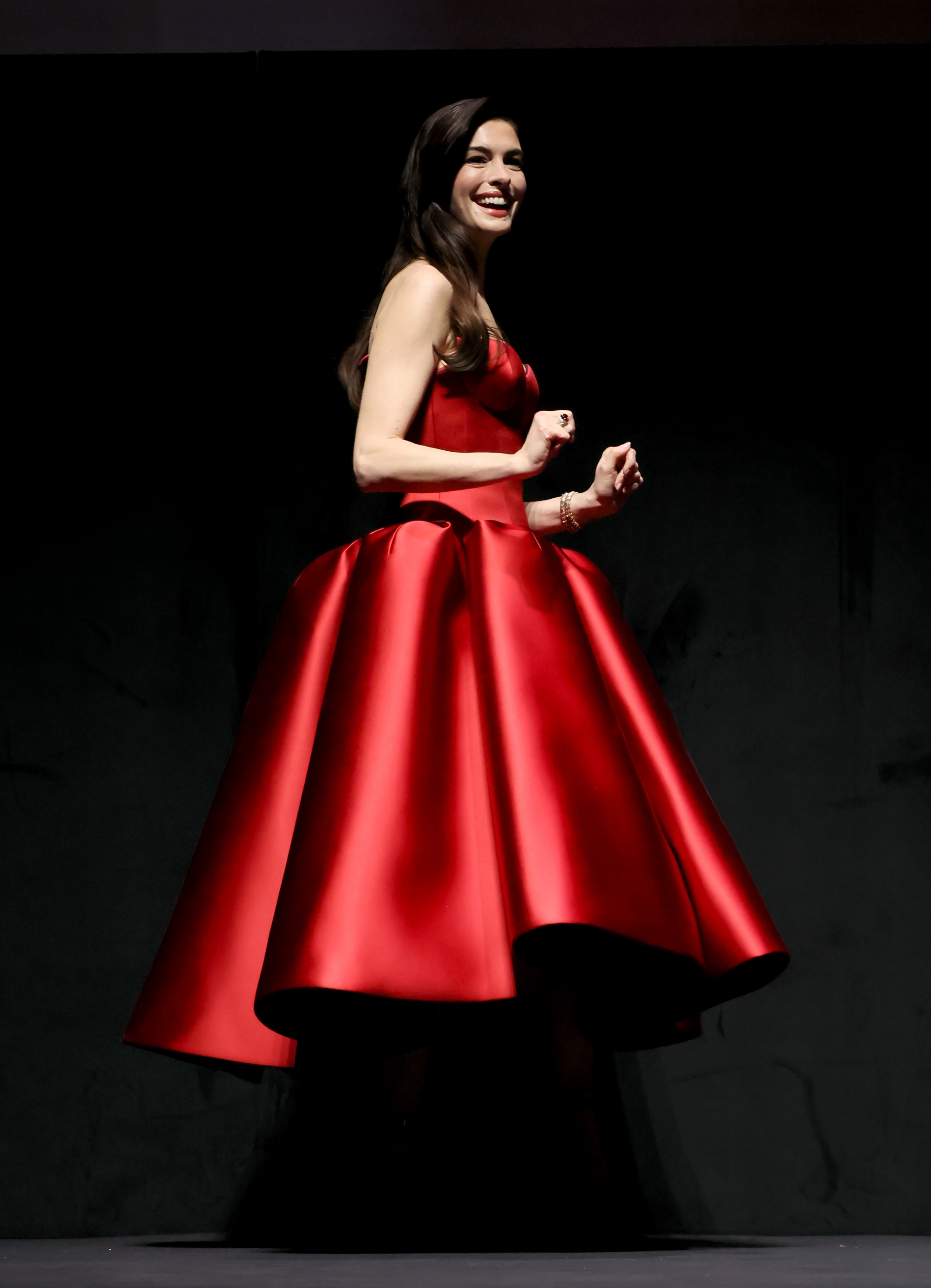 安海瑟薇出席《穿著PRADA的惡魔2》紐約首映，大紅長裙相當吸睛。（圖／迪士尼提供）