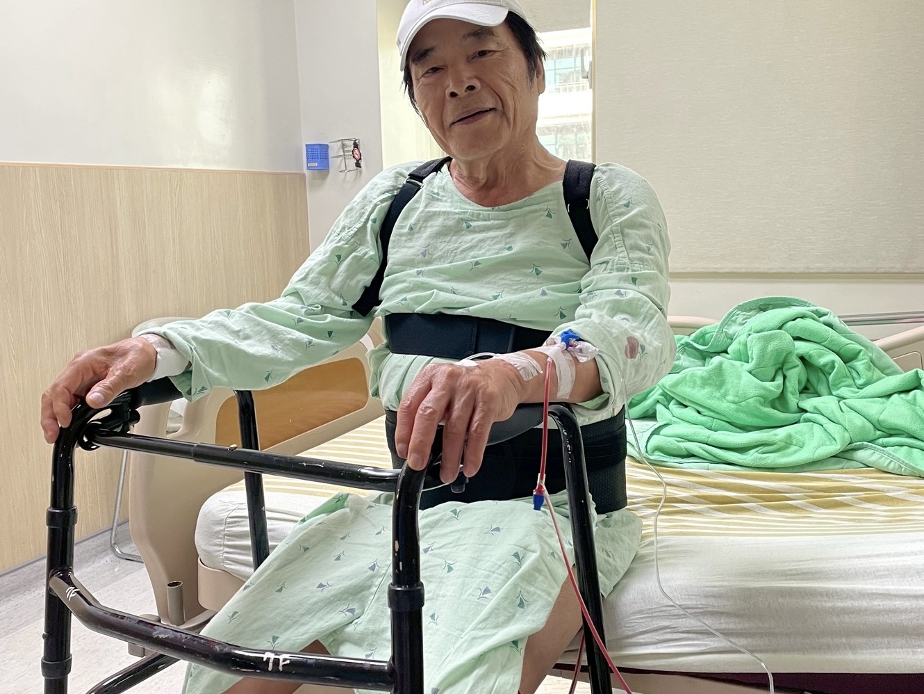 雷洪手術順利，復健中。（圖／民視提供）