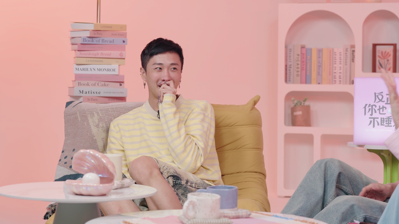 曹里歐（妮妃雅本名）在節目中感性剖析青少年時期的自信焦慮，希望以此鼓勵深陷完美主義壓力的年輕觀眾勇敢做自己。（圖／小公視提供）