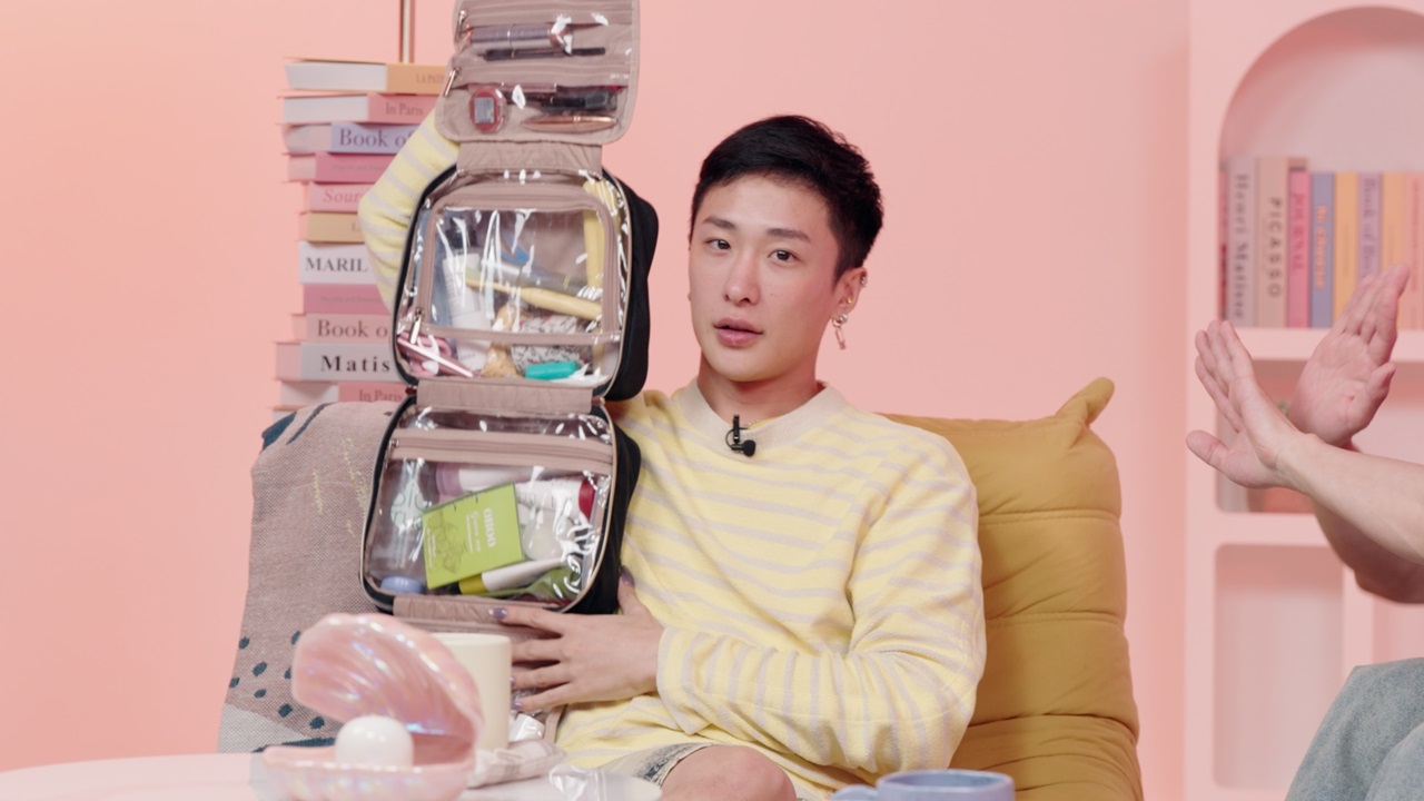 「臺灣之光」妮妃雅受邀登上小公視節目《反正你也不睡覺》，不僅分享變裝哲學，更首度公開私密化妝包中的「特殊工具」。（圖／小公視提供）