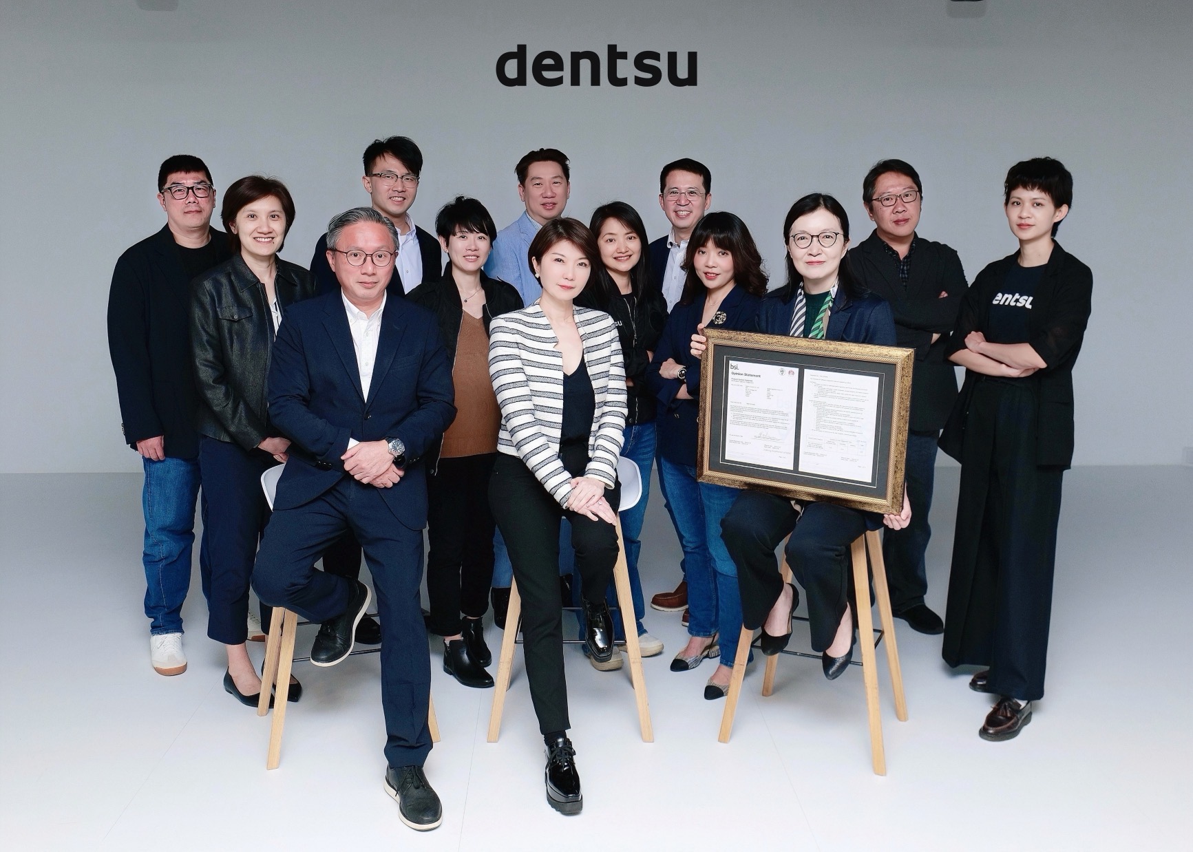 電通行銷傳播集團獲頒全球首張「電視廣告碳足跡證書」，由電通大北亞區暨台灣執行長唐心慧帶領的推動小組。（圖／電通行銷傳播集團提供）