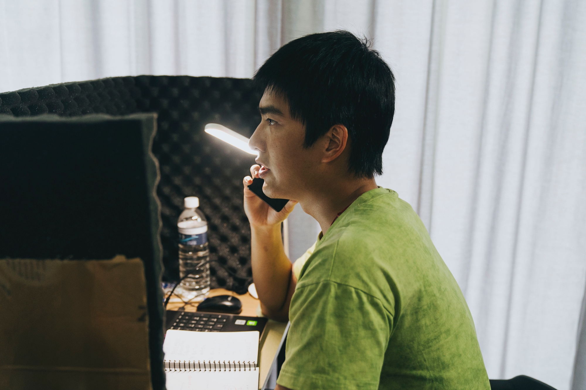 《失樂園》詐騙集團篇釋出，曾敬驊拿拖鞋當電話拍攝現場笑聲不斷。（圖／冬候鳥電影、文策院提供）