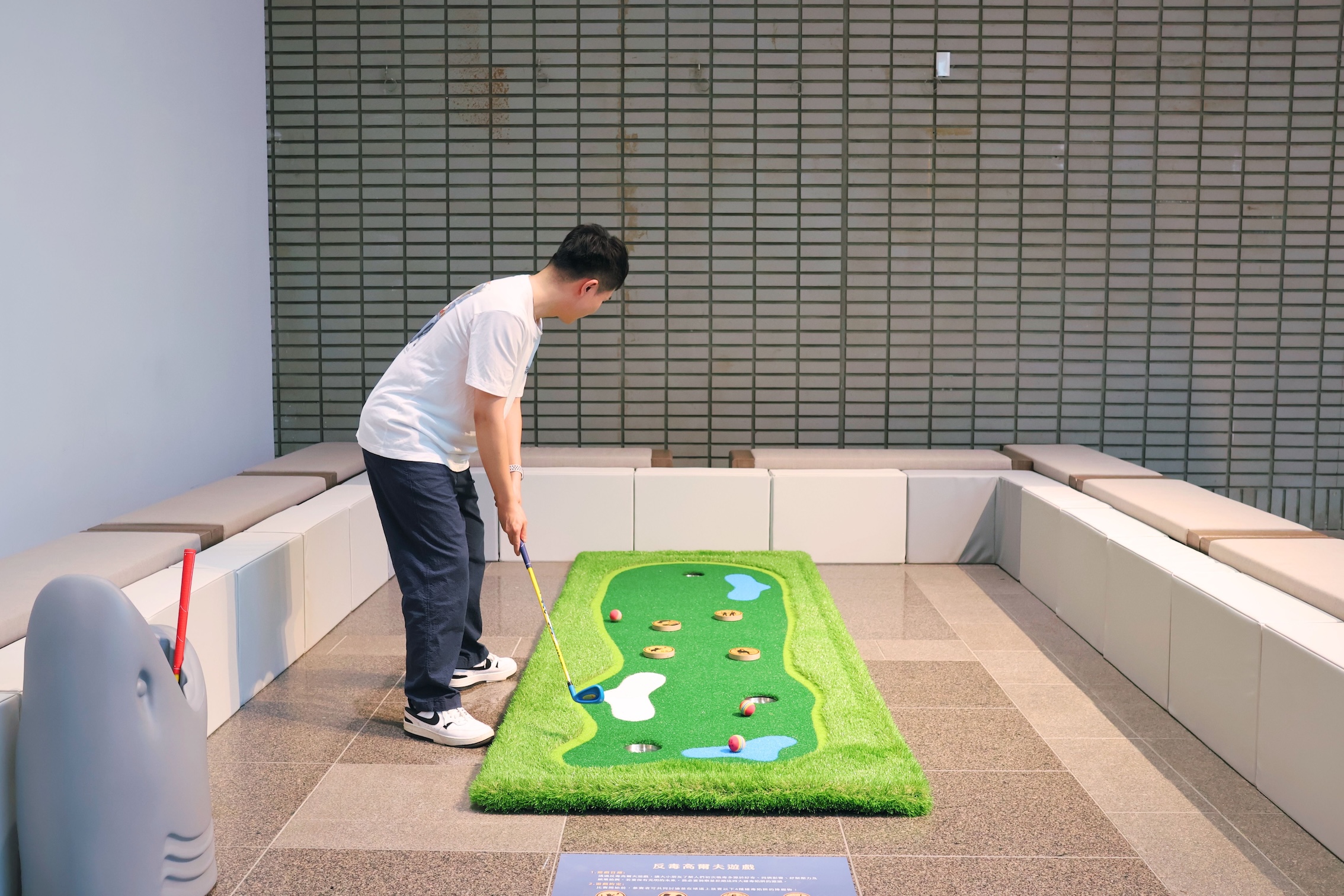 特展現場設置多項互動展具，如「反毒高爾夫」與 AI 皮影戲《藥頭狼與小羊》，透過沉浸式體驗強化青少年拒絕毒品誘惑的意識。（圖／國立自然科學博物館提供）