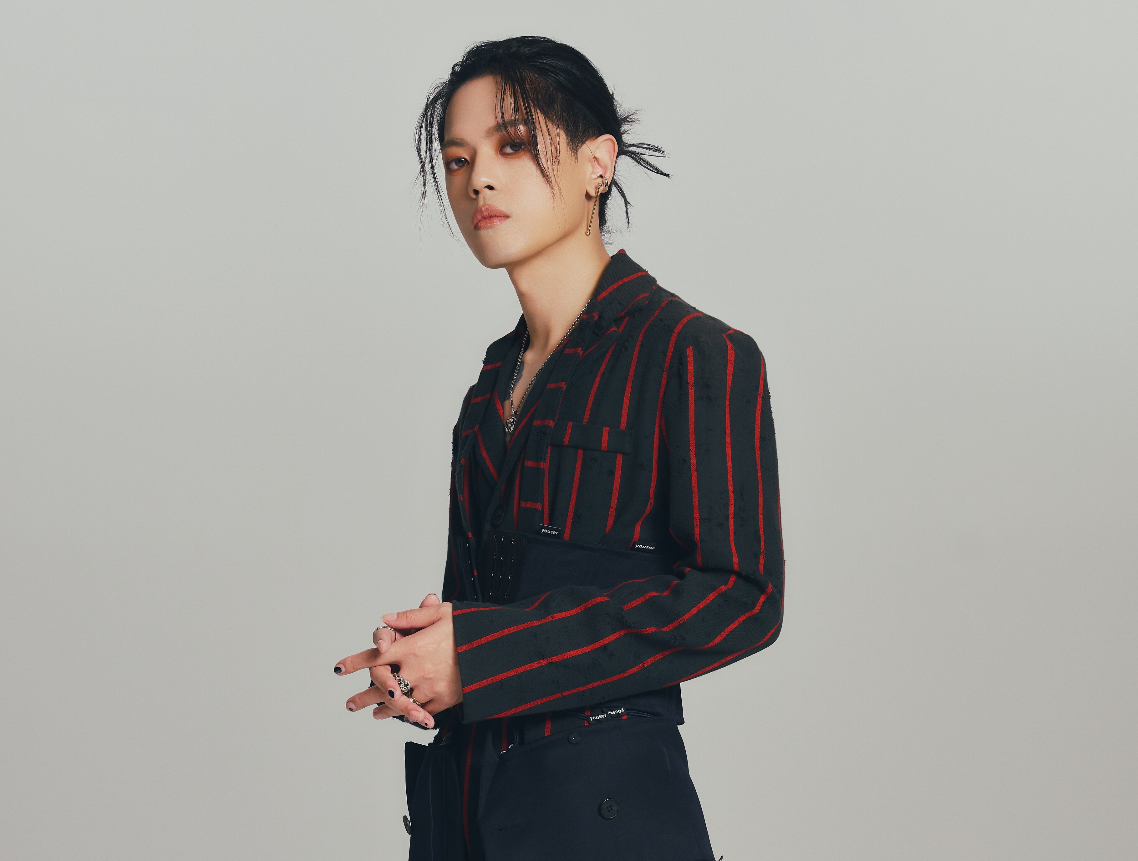 頤原首次挑戰千人專場演唱會，不僅親自參與舞台場景編排，更預告將透過現場編制升級，為異鄉遊子帶來具力量的沉浸式體驗。（圖／寬宏藝術提供）