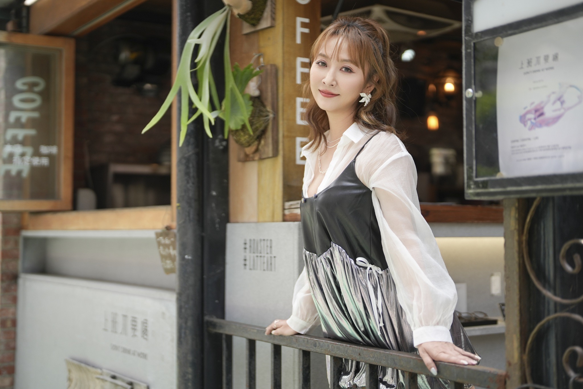 安苡葳睽違八年重返歌壇，在新專輯中除了展現電音始祖的舞台魅力，更透過歌聲傳遞對父母的孝思與對獨立生活的深刻體悟。（圖／時代創藝提供）