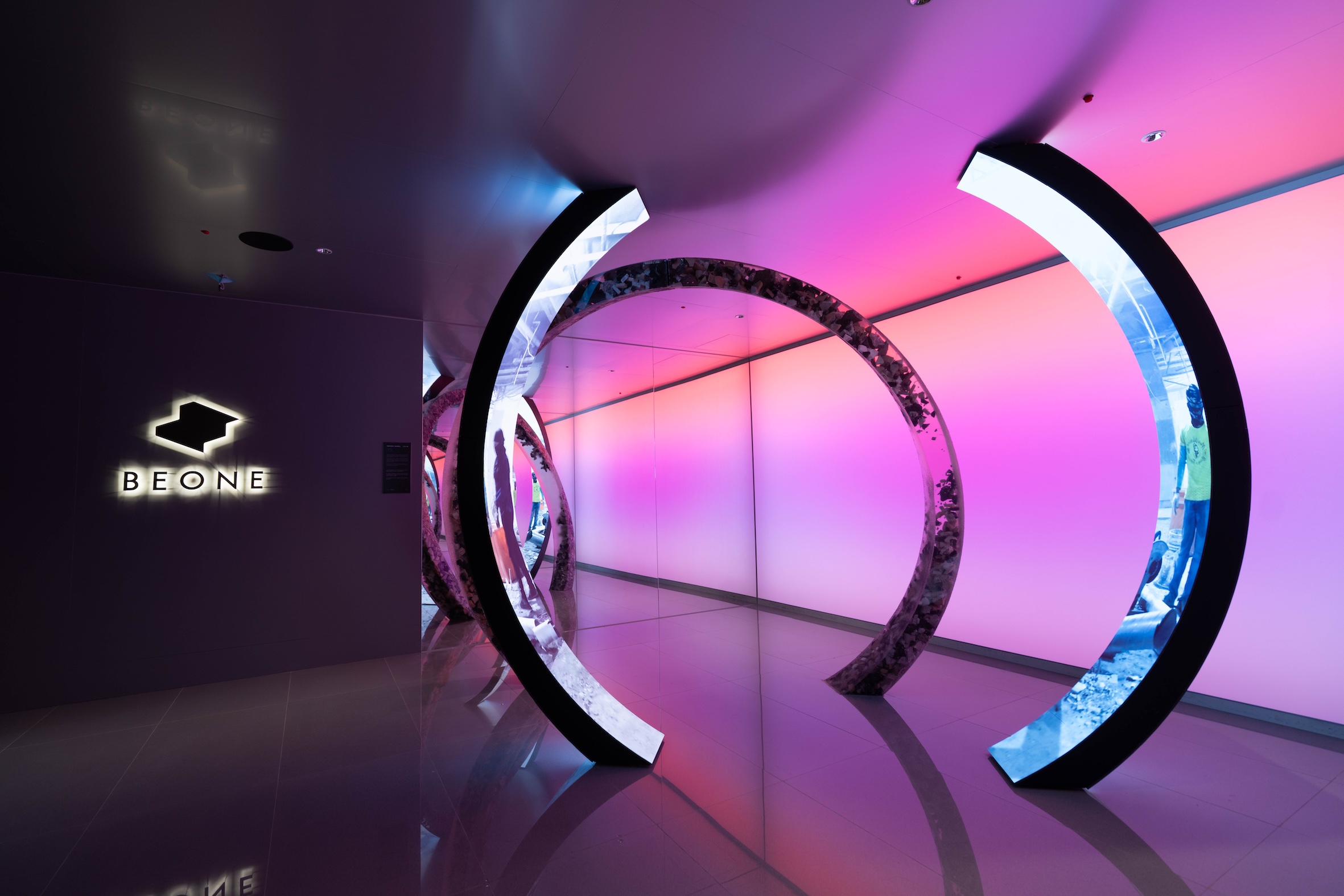 BEONE未來共生基地入口藝術裝置《記憶之輪》，以廢棄建築石材結合LED光影打造，透過雙環交織設計，一環封存城市記憶，一環映照時間流轉，呈現空間再生與永續共生的核心精神。（圖／遠雄集團提供）