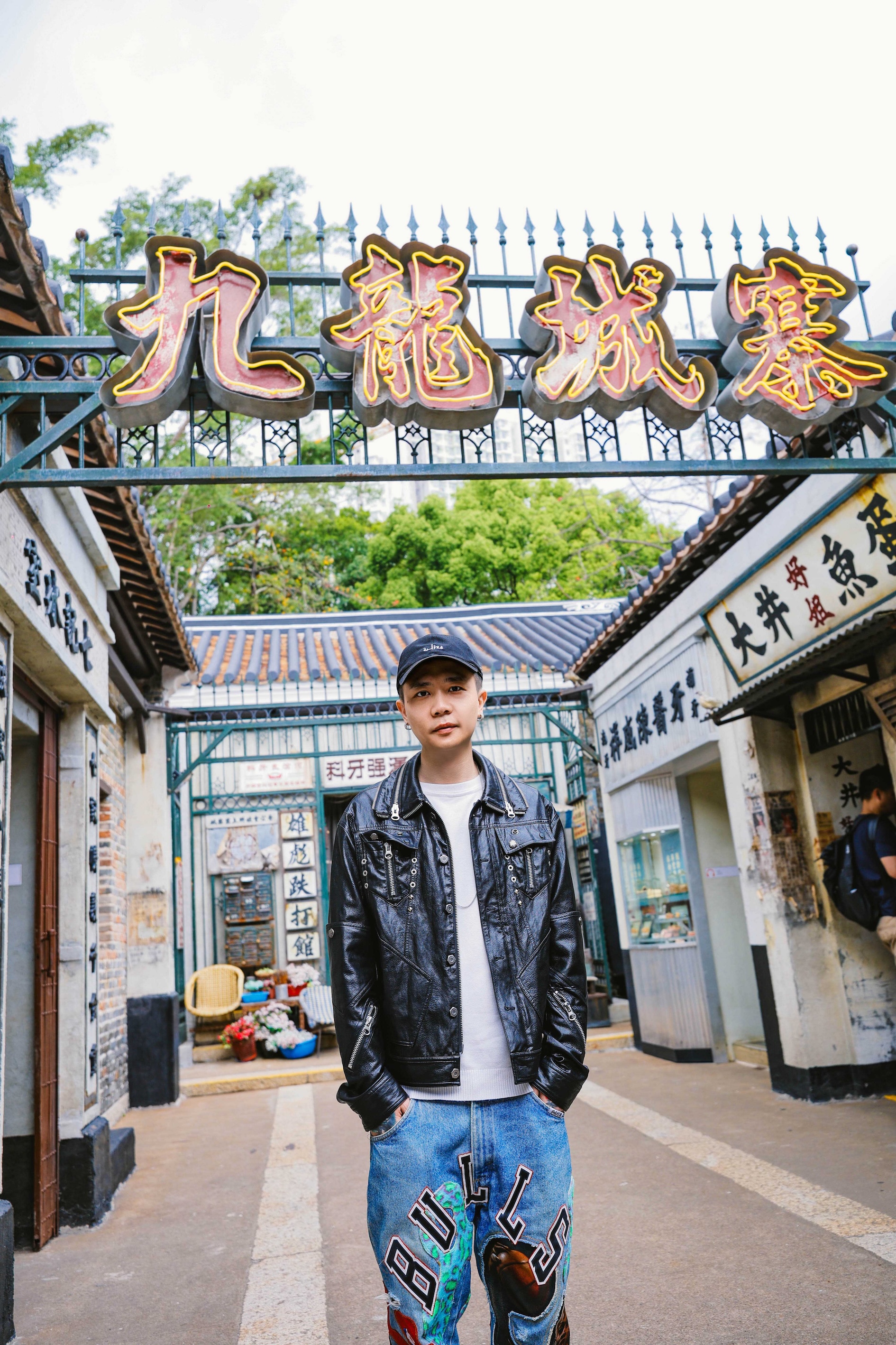 蕭秉治首度在香港舉辦個人演唱會即傳出捷報，抽空參觀電影《九龍城寨之圍城》場景。（圖／相信音樂提供）