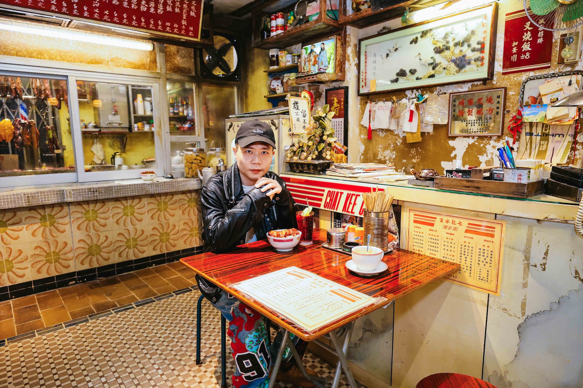 蕭秉治在香港搶先參觀《九龍城寨》影視展，見到診所場景竟勾起童年回憶，自爆若不當歌手最想挑戰的職業是「牙醫」。（圖／相信音樂提供）