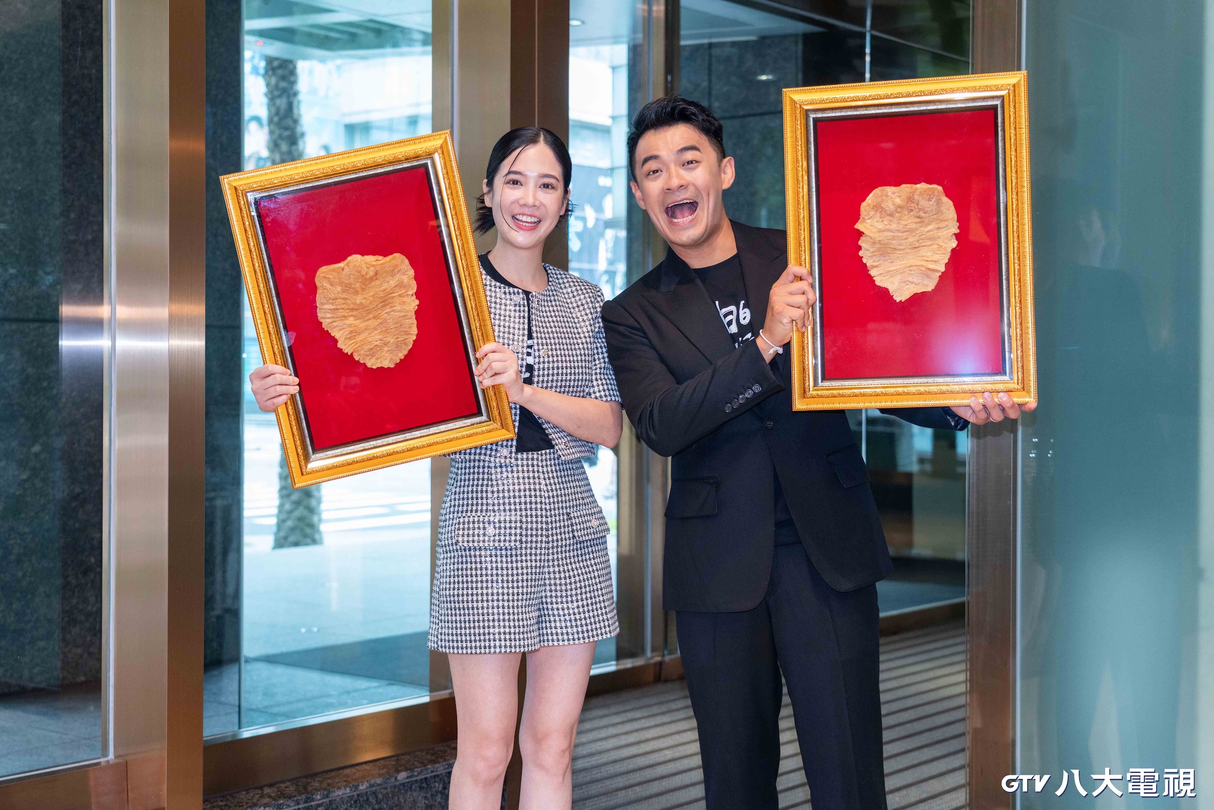 《自由的旅行者》主持人融融(右)與泰國搭檔黃可欣亮相從泰國帶回價值數十萬魚鰾紀念品。(圖／八大電視提供)