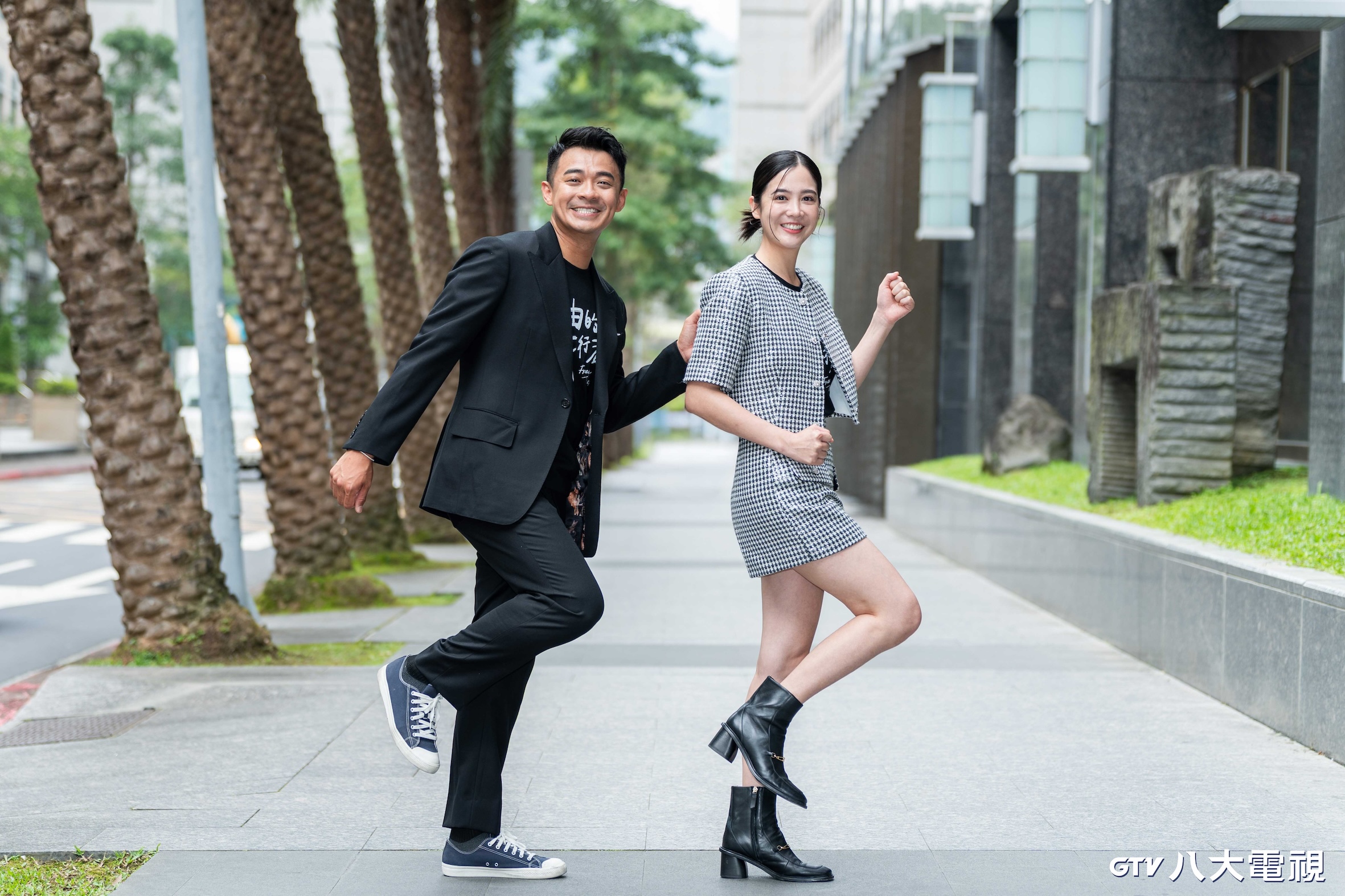 黃可欣帶領《自由的旅行者》團隊回到家鄉曼谷，除了介紹在地美景，也與融融分享當初獲得金鐘獎後回饋神明的500顆雞蛋還願文化。(圖／八大電視提供)