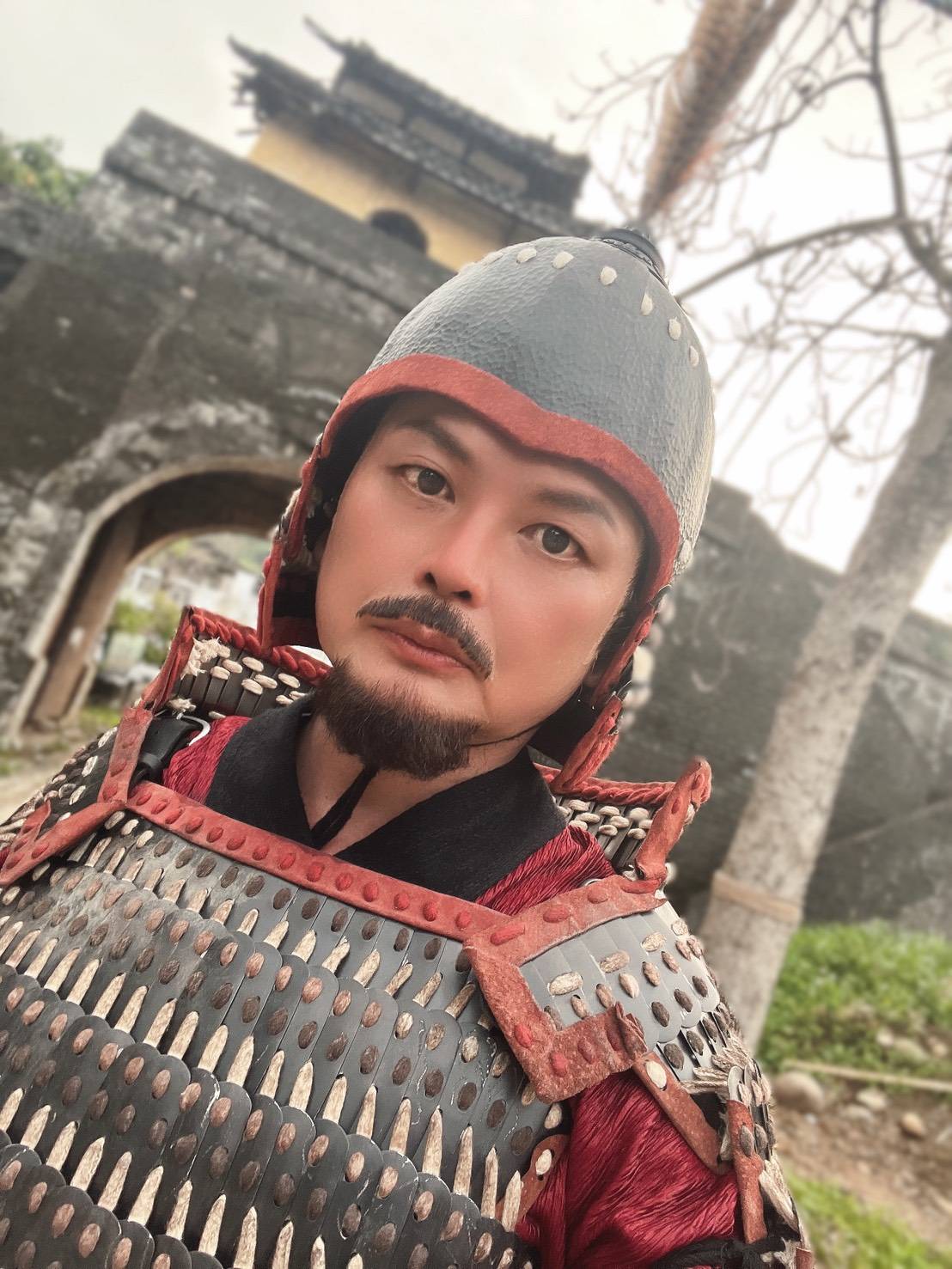 曾為騎警隊一員的王子建，在拍攝《鳩摩羅什》時與昔日戰馬重逢，不僅展現深厚馬術底子，更流露與動物間真摯的情感。（圖／王子建提供）