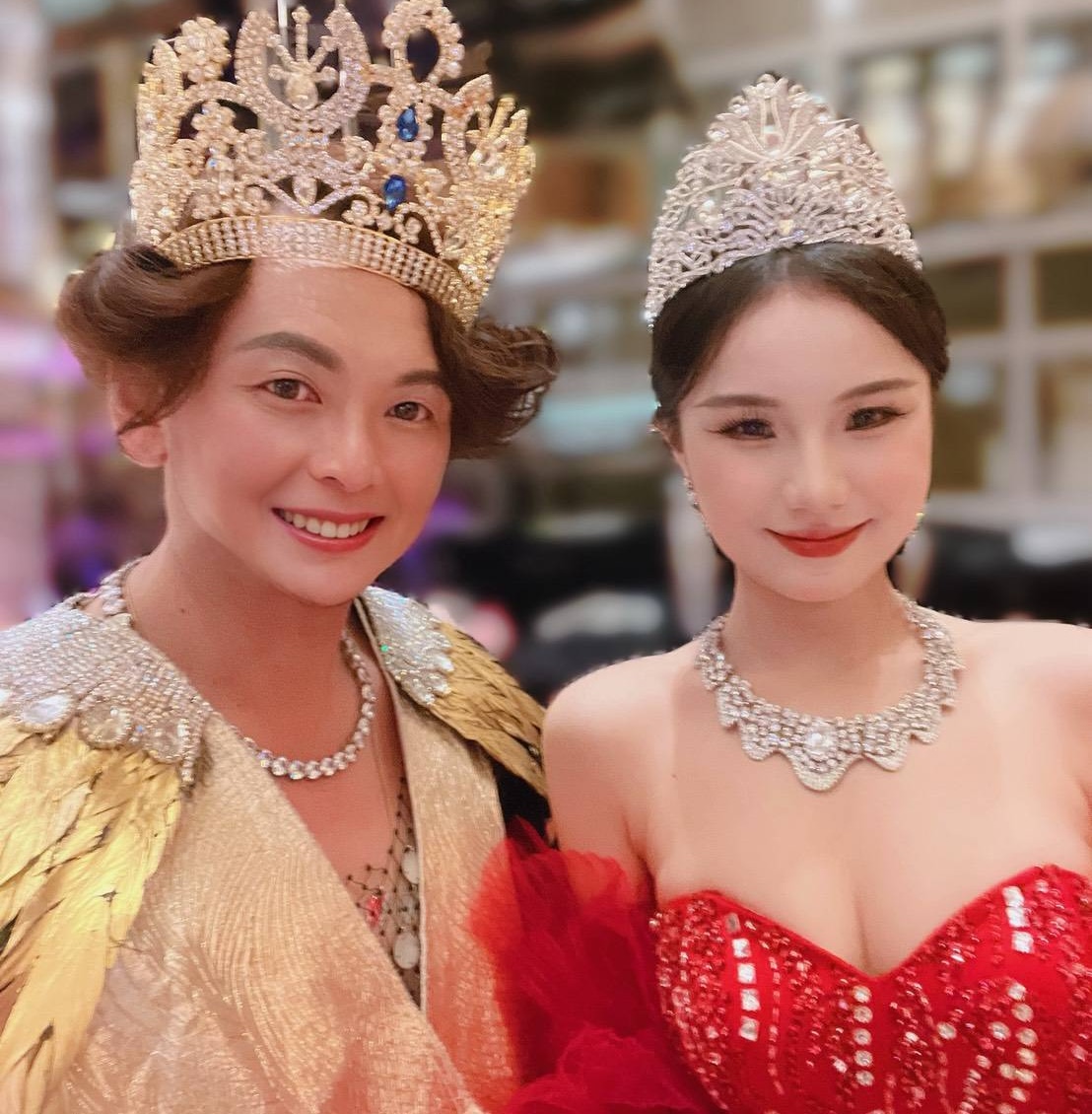 男星王子建受邀擔任選美比賽評審，卻因一身精心設計的華麗造型成為全場焦點，人氣完全不輸台上的參賽佳麗。（圖／福爾摩沙選美會、王子建提供）