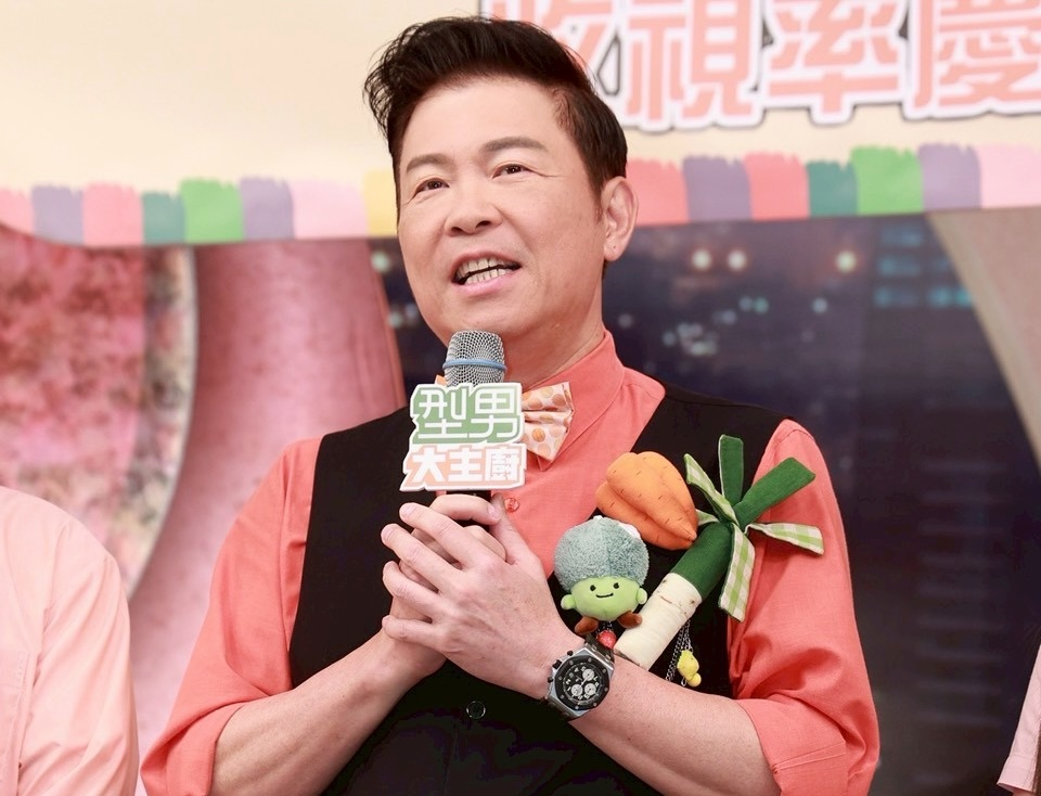 曾國城出席記者會現場分享健檢狀況與賣房盡孝的計畫，卓文萱則開心展示廚藝精進的成果。（圖／記者許方正攝）