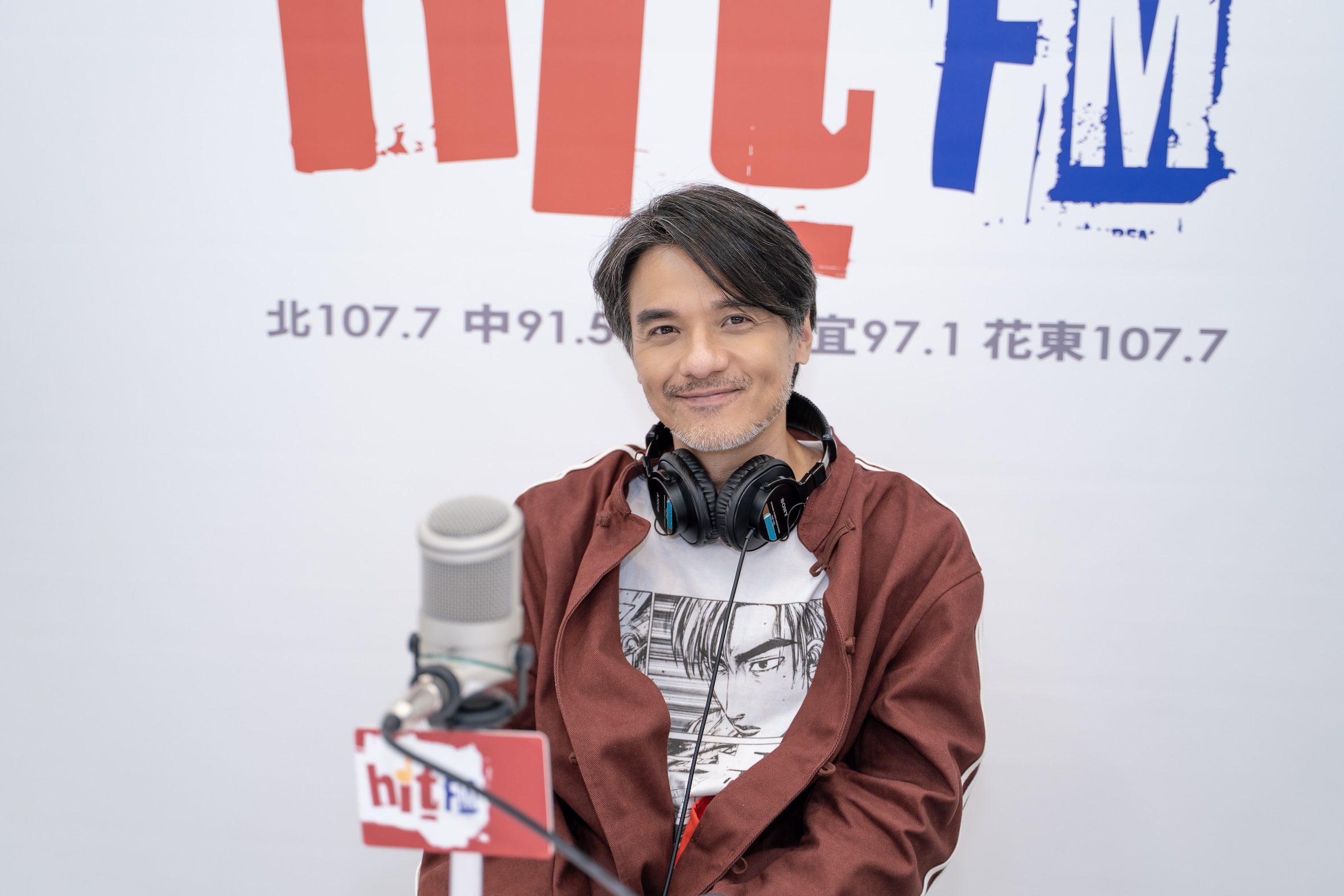 51歲的馮德倫保養得超好,他也透露自己私下就是個宅男。(圖/Hit FM聯播網提供)