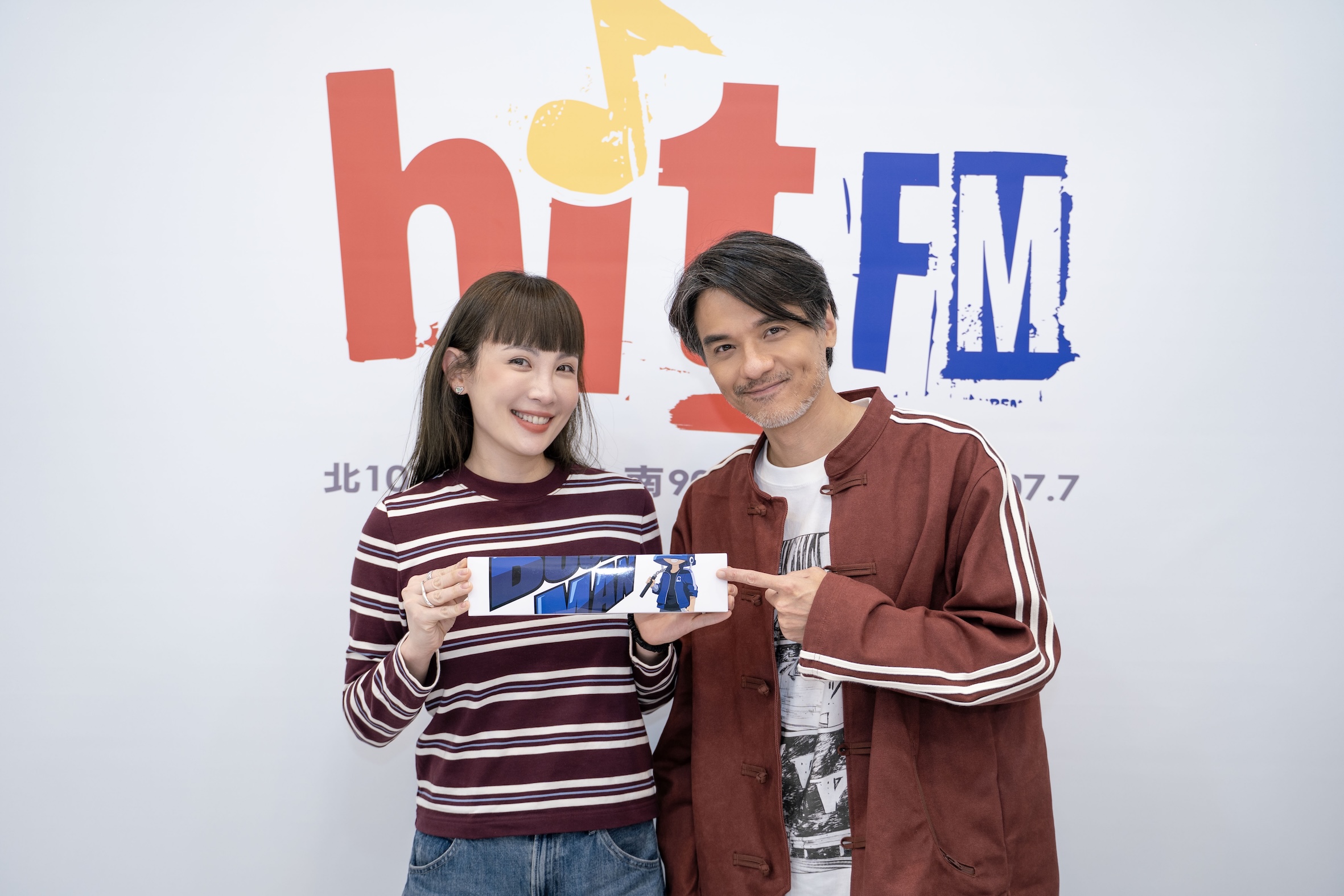 馮德倫(右)送waa魏如萱《Bucket Man》週邊盲盒。(圖/Hit FM聯播網提供)