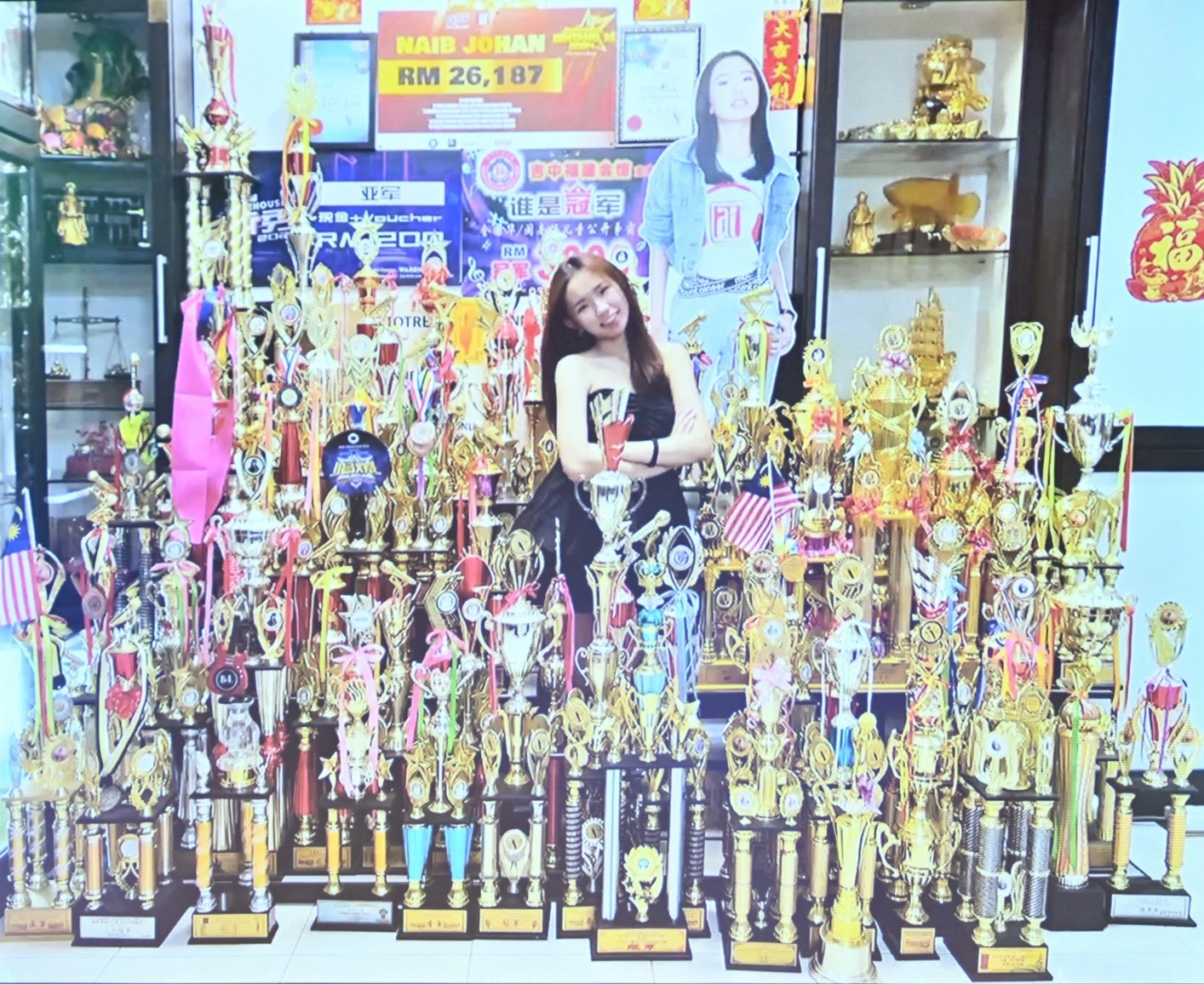 劉恩君從小參加歌唱比賽，家中累積了近500座獎盃。（圖／記者許方正攝）