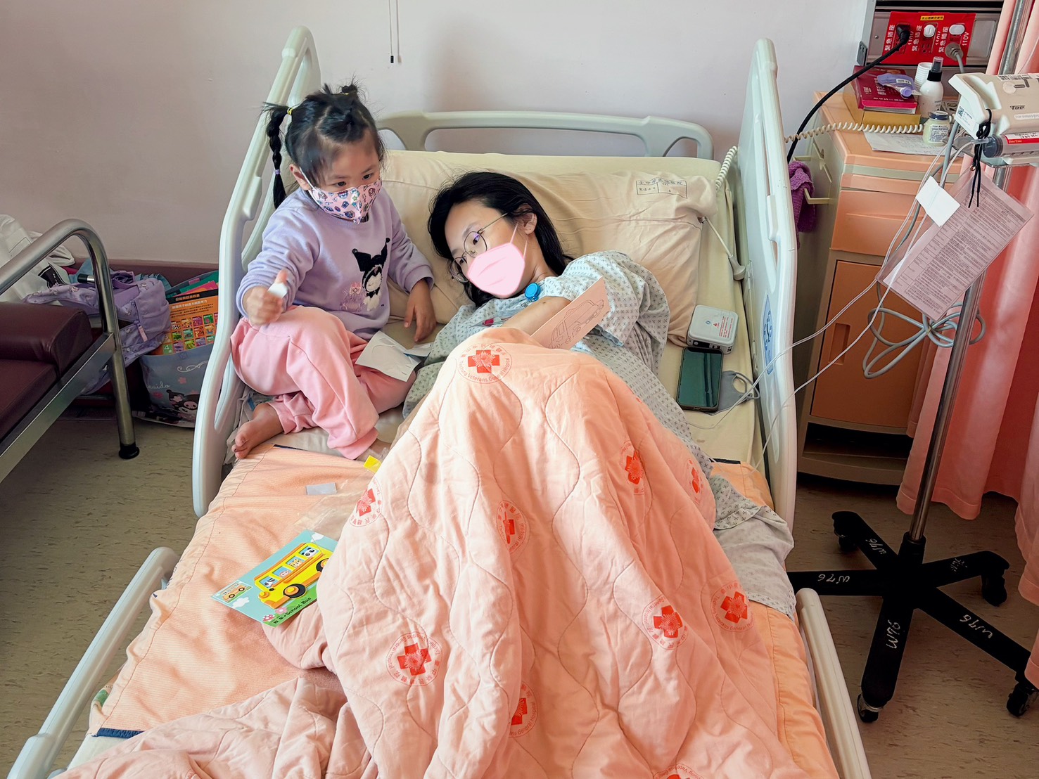 丁小姐接受2次子宮頸環紮手術並於醫院臥床安胎4個月，期間大女兒也來陪伴她。（圖／丁小姐提供）