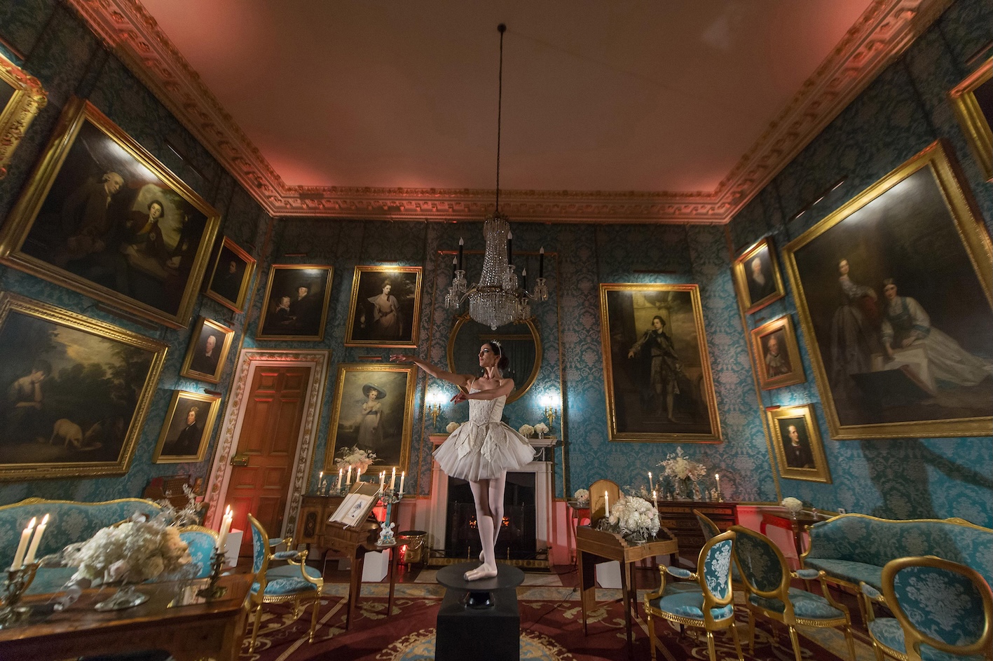 作詞人方文山也表示，杰倫以影像思維構築畫面，讓他用文字還原這段從初見到走上紅毯的浪漫故事。（圖／杰威爾音樂提供）