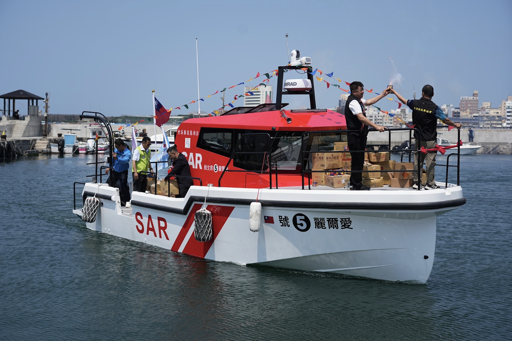 愛爾麗醫療集團捐贈的海上救難船「愛爾麗五號」在澎湖海域航行示範。（圖／愛爾麗提供）