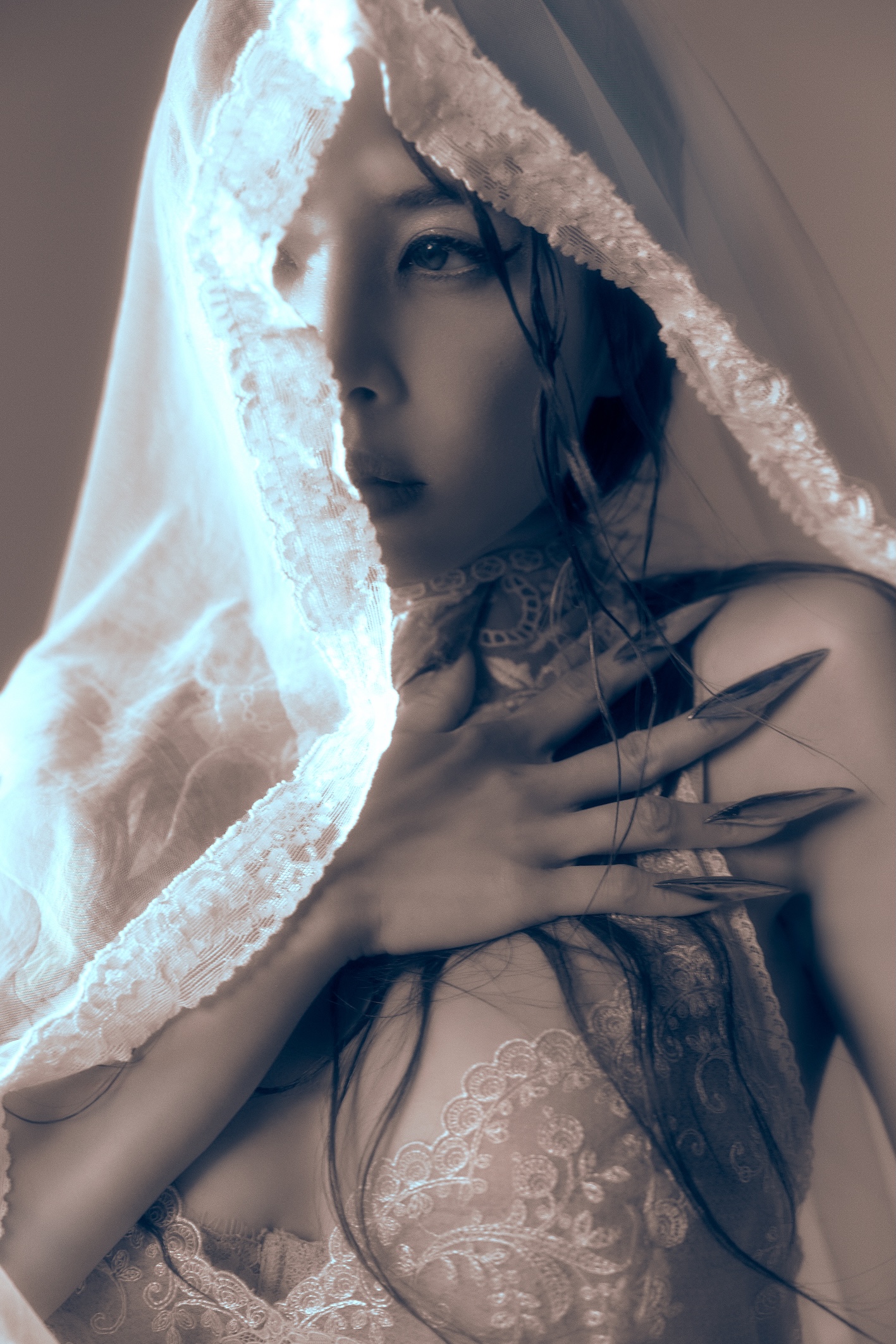 JOLIN 披「雲霧蕾絲紗袍」化身「流動之光」唯美詮釋「愉悅流動」！以細膩肢體語言演繹身體與慾望的對話。（圖／凌時差 / 華納音樂提供）