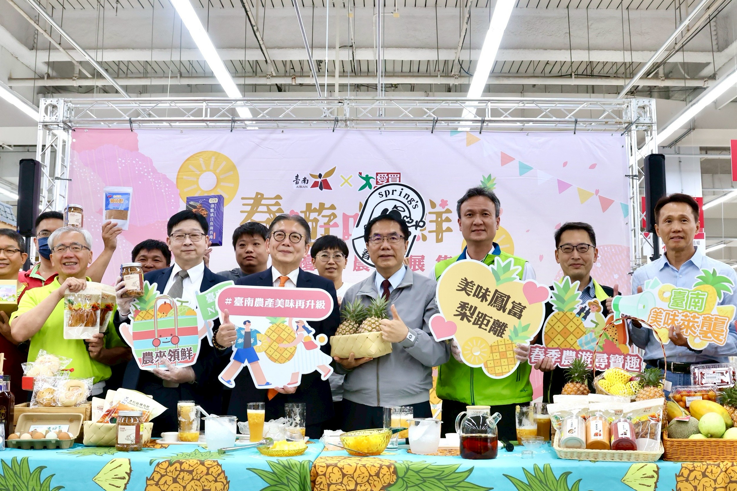 台南市長黃偉哲前往愛買台中復興店為「春遊嚐鮮－台南優質農產展售」活動站台。（圖／台南市政府提供）