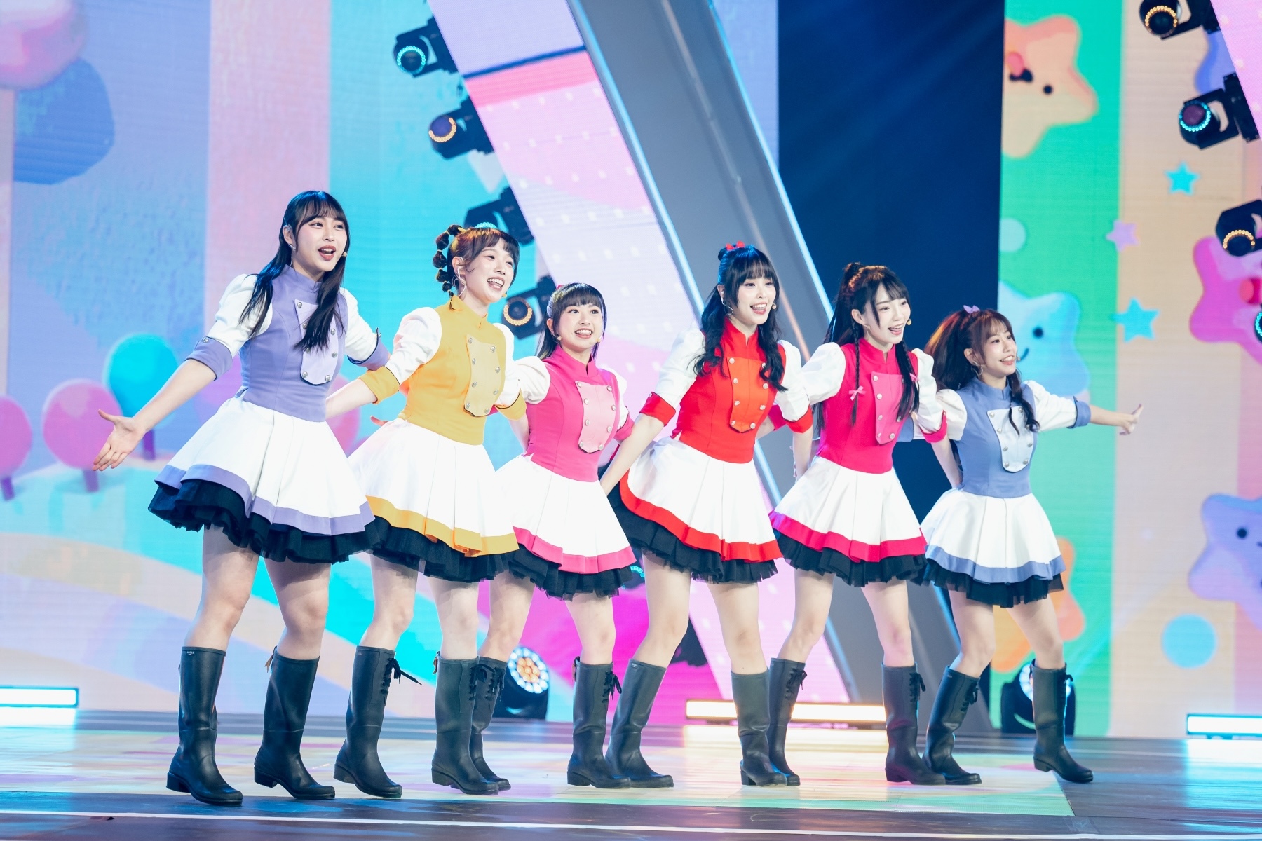 葡萄姐姐（左起）、百香果姐姐、蔓越莓姐姐、番茄姐姐、櫻桃姐姐、天竺鼠姐姐。（圖／緯來提供）