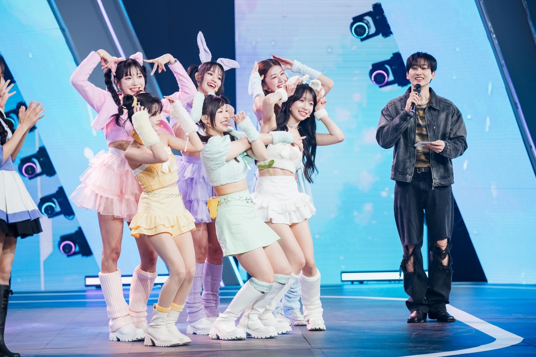 銀赫也被成員萌萌裝扮可愛到。（圖／緯來提供）