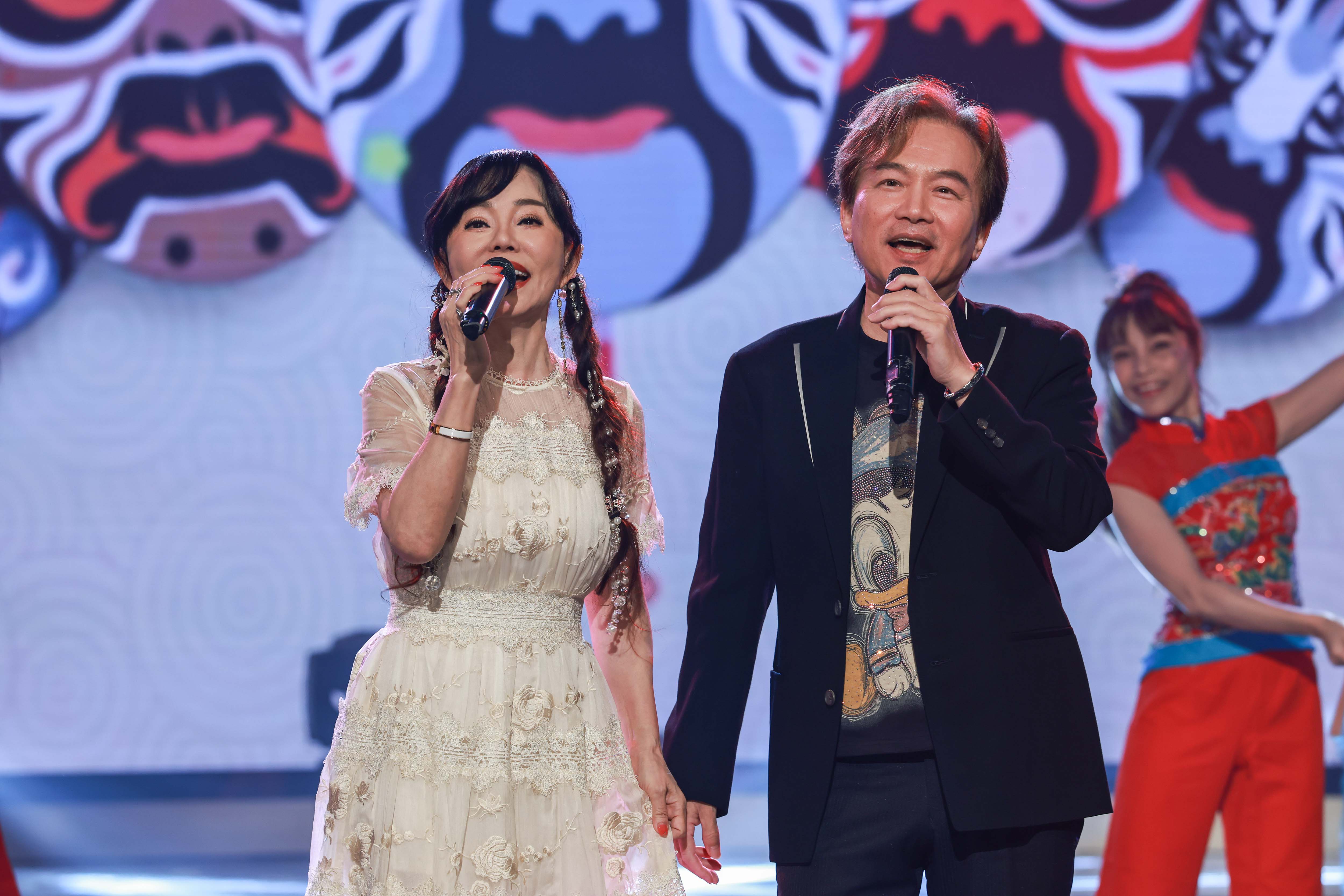 孫鵬（右）與狄鶯罕見合體演唱。（圖／民視提供）