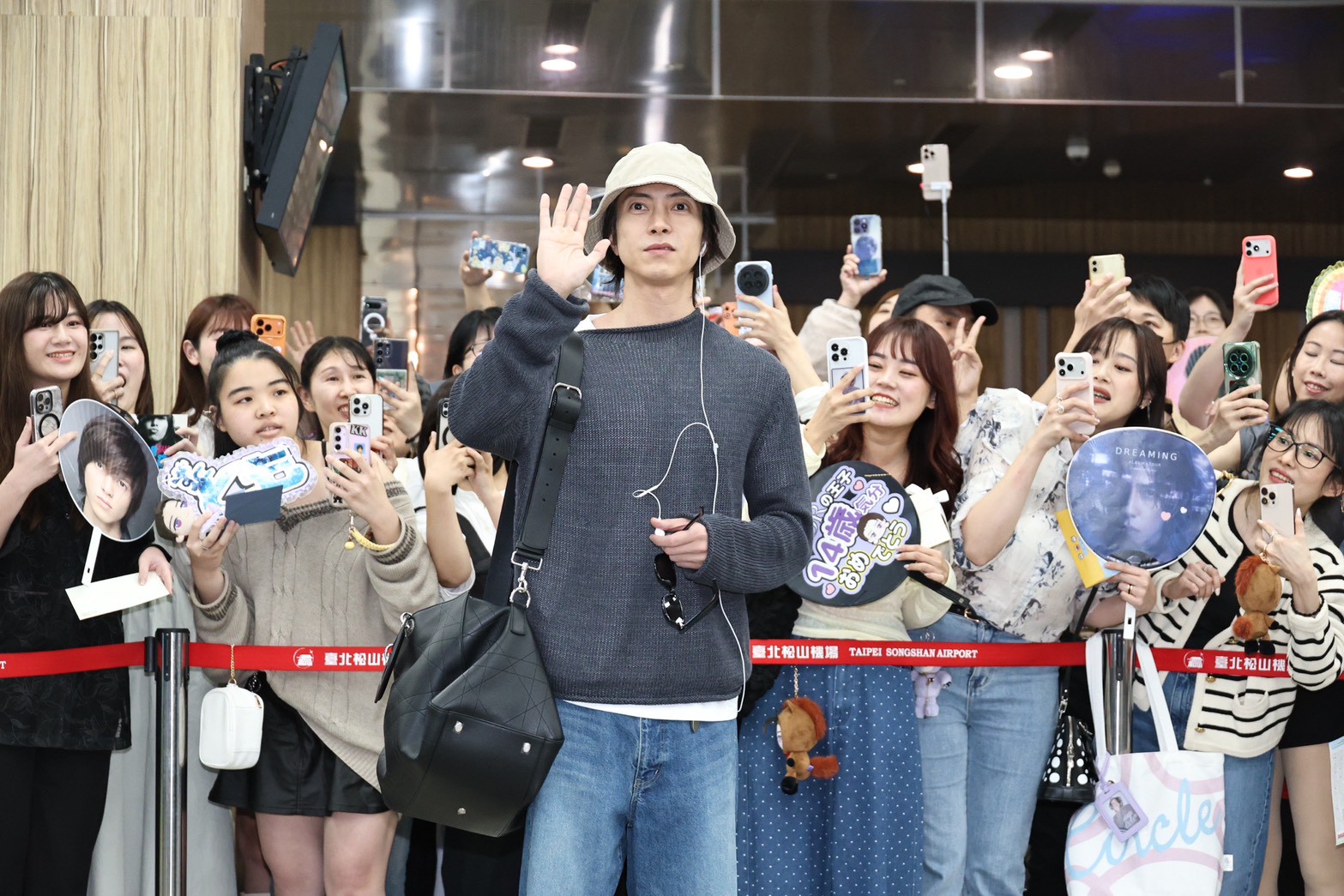 山下智久一派輕鬆搭機抵台。（圖／攝影組）