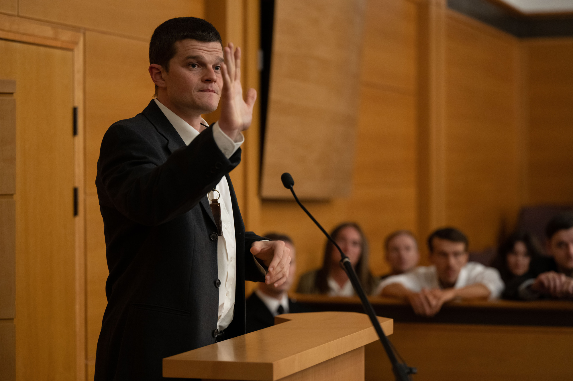 羅伯特阿拉馬約在《出口成髒》中飾演妥瑞氏症患者。（圖／索尼影業提供）