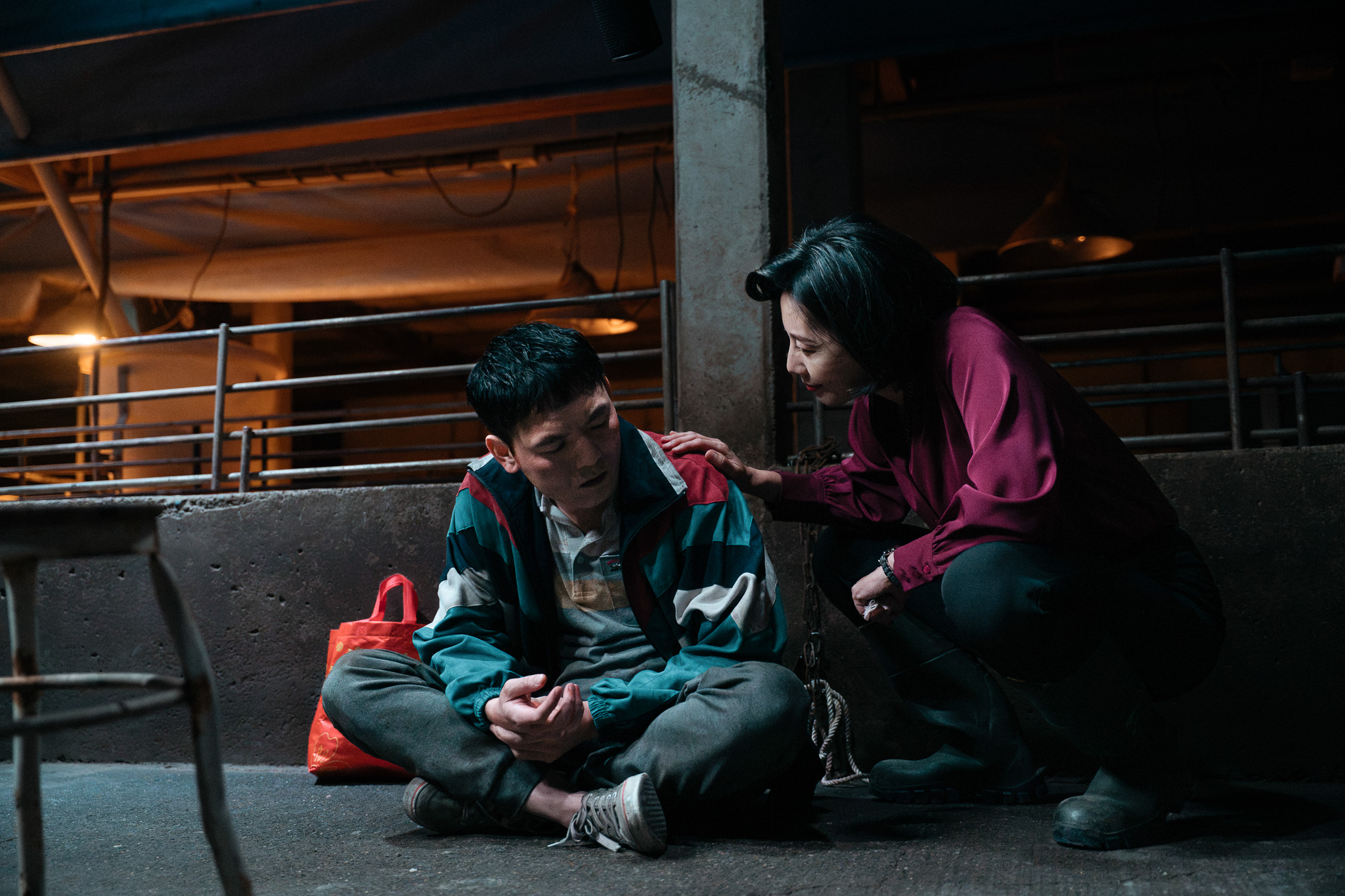 丁寧（右）在《死亡賭局》中處處對春風伸出援手。（圖／英傑哆影業提供）