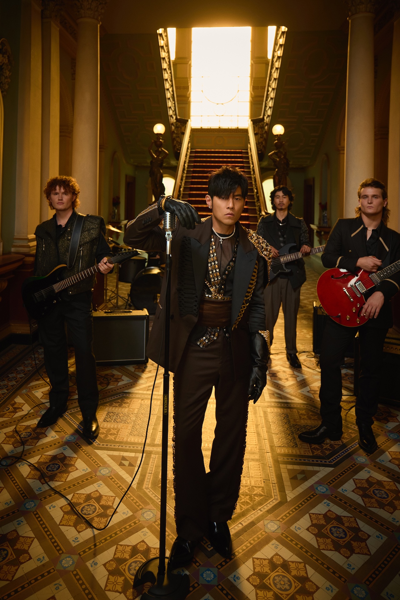 周杰倫以搖滾風格展現〈誰稀罕〉。（圖／ 杰威爾音樂提供）