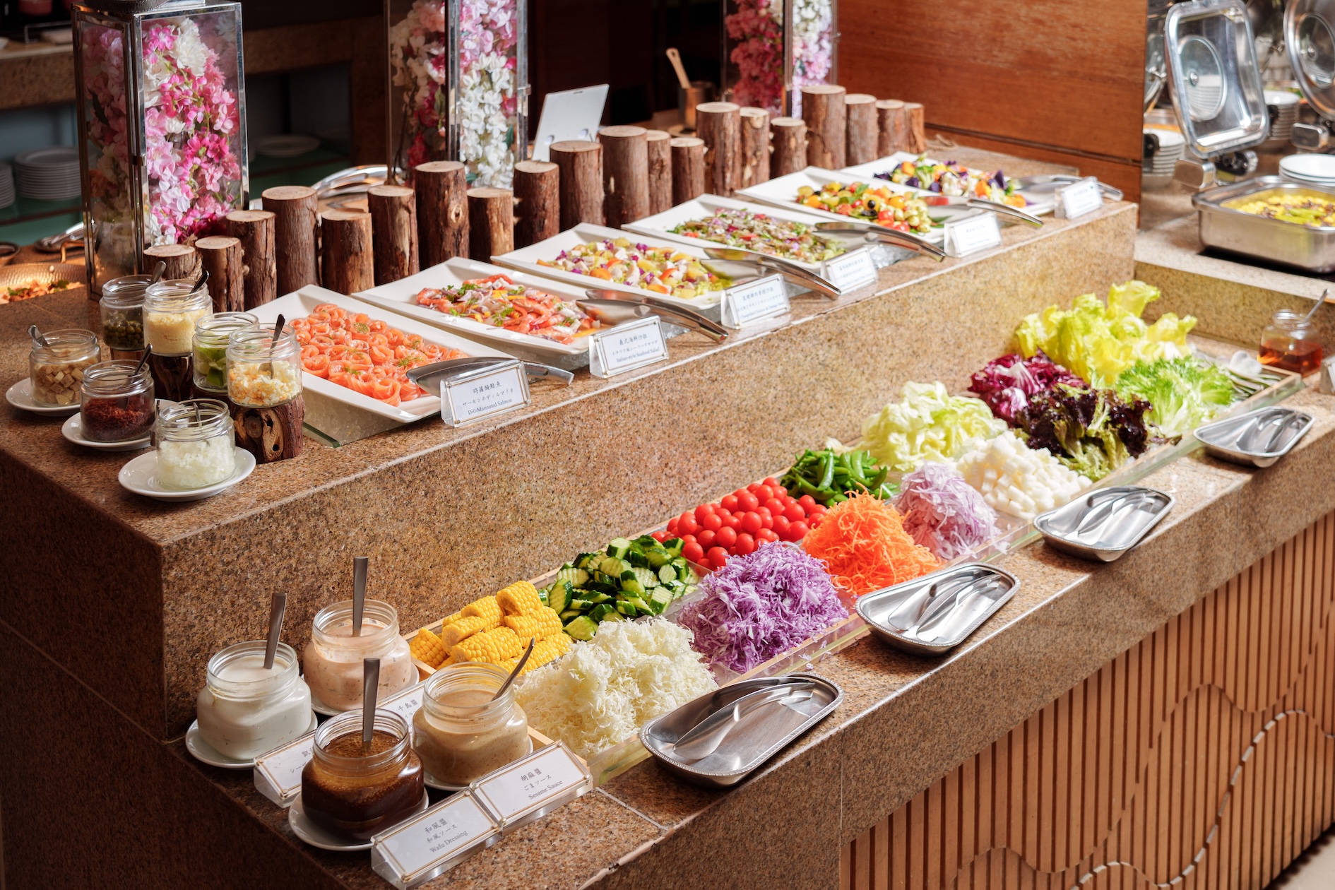 歐風館以當季蔬果及廚手作冷盤打造的豐盛沙拉吧，層層堆疊色彩與風味，呈現視覺與味覺兼具的餐桌藝術。（圖／大倉久和提供）