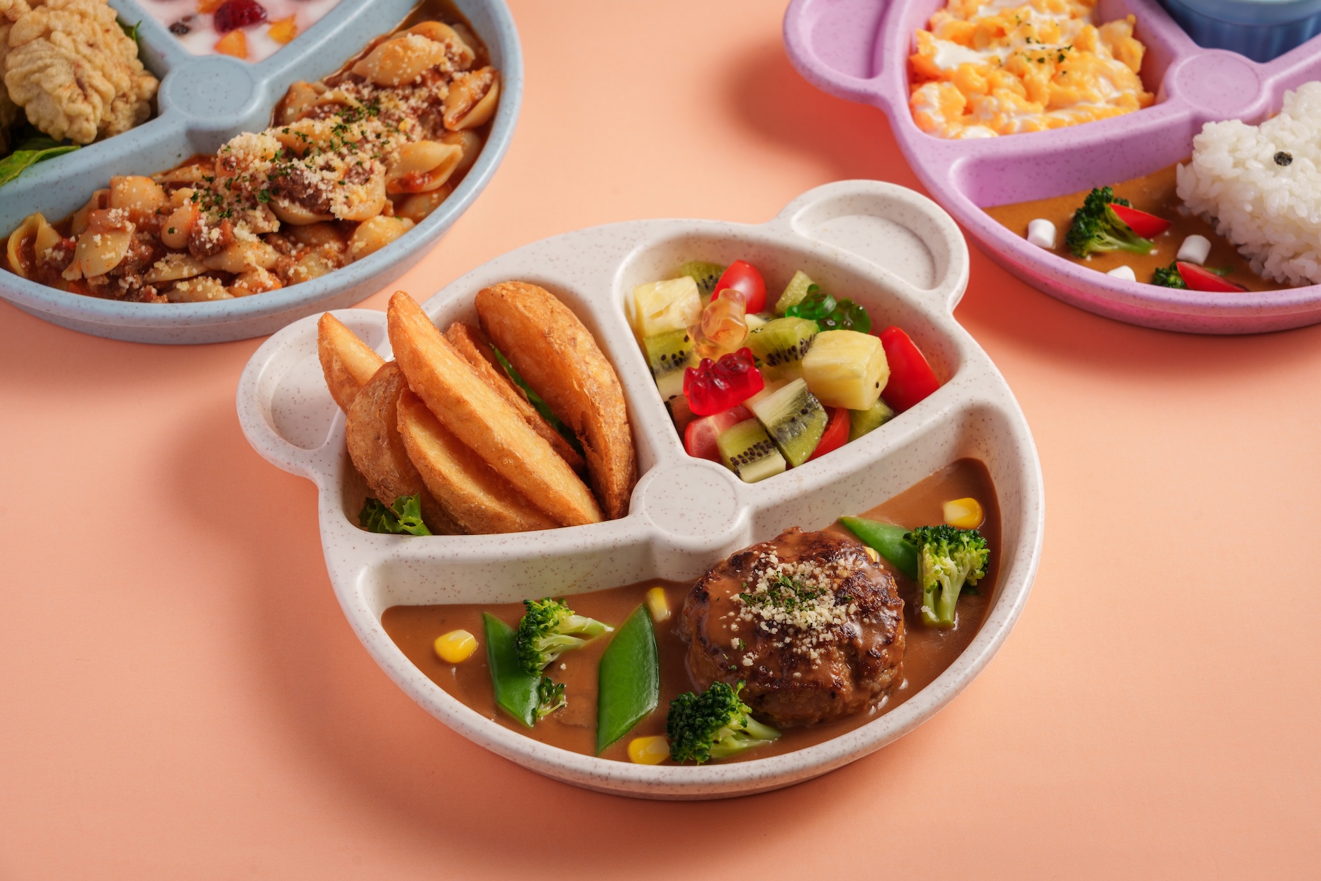 主廚特製兒童餐，菜色包含義大利麵搭配炸雞與水果優格。（圖／大倉久和提供）