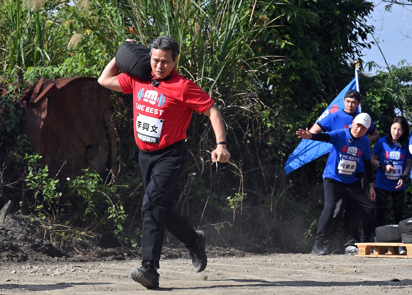 永遠的班長李興文在比賽中獨自扛起約34公斤沙袋全力衝刺，速度與爆發力令人印象深刻。（圖／台視提供）