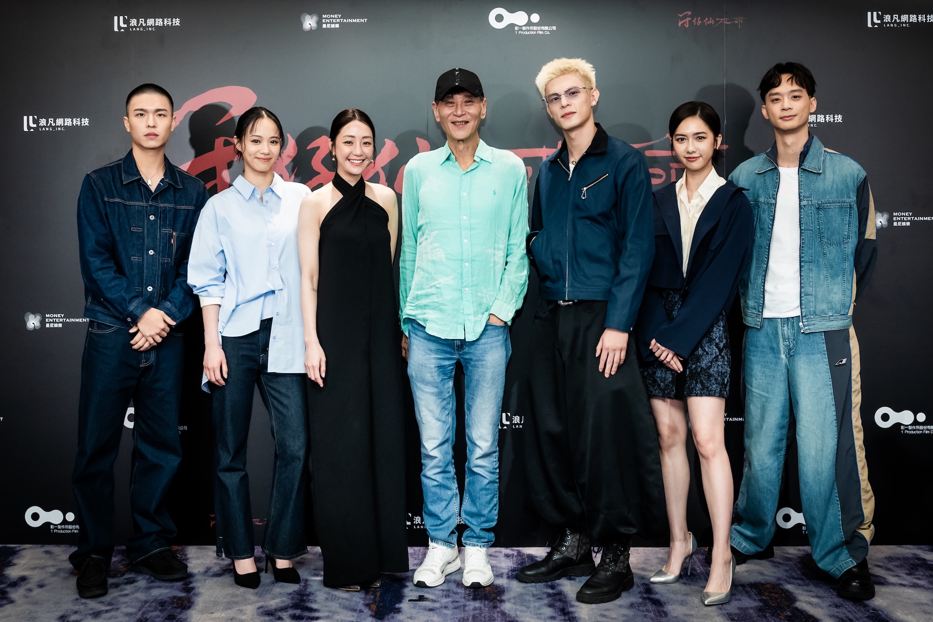 王碩瀚（左起）、蔡南筠、謝欣穎、喜翔、邱以太、何思靜、林志謙現身殺青宴。（圖／曼尼娛樂提供）