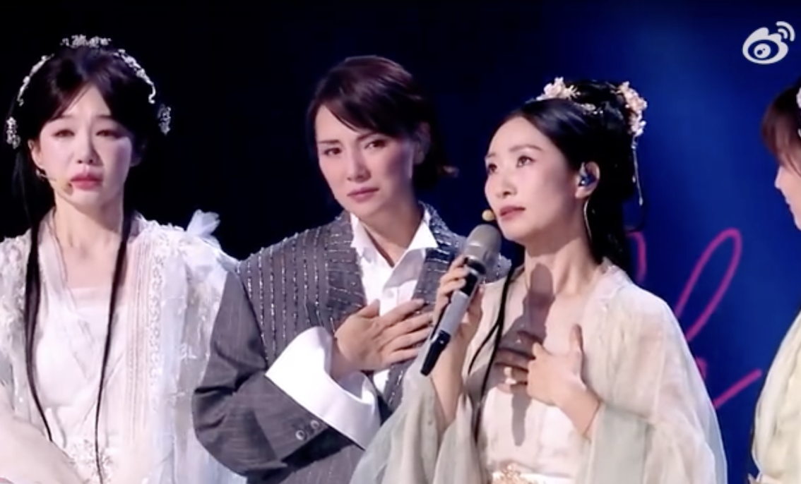 陶昕然（右）莫名就被淘汰李心潔（中）傷心極了。（圖／翻攝微博）