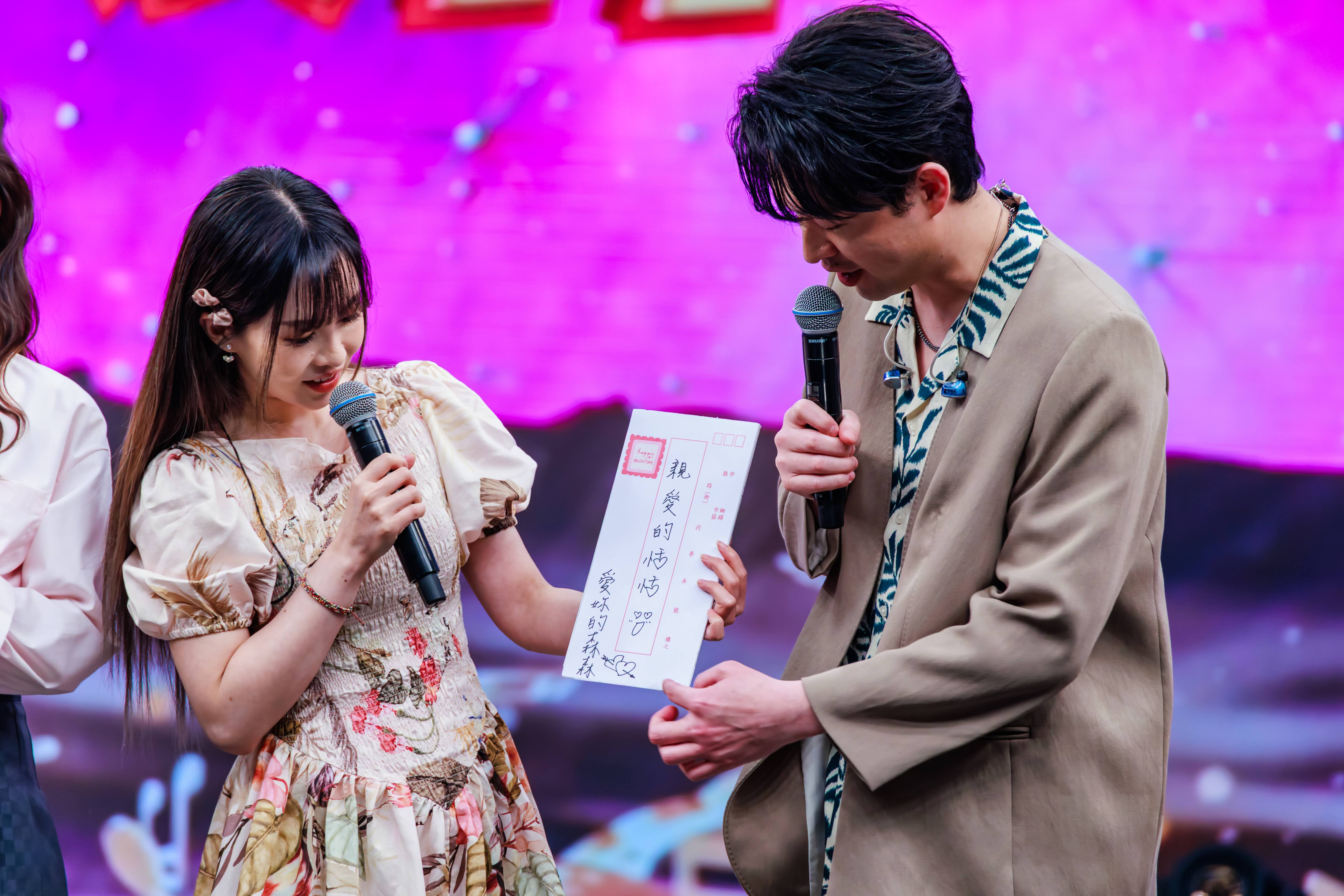 李子森（右）無預警拿出寫給杜忻恬的肉麻情書。（圖／中視提供）