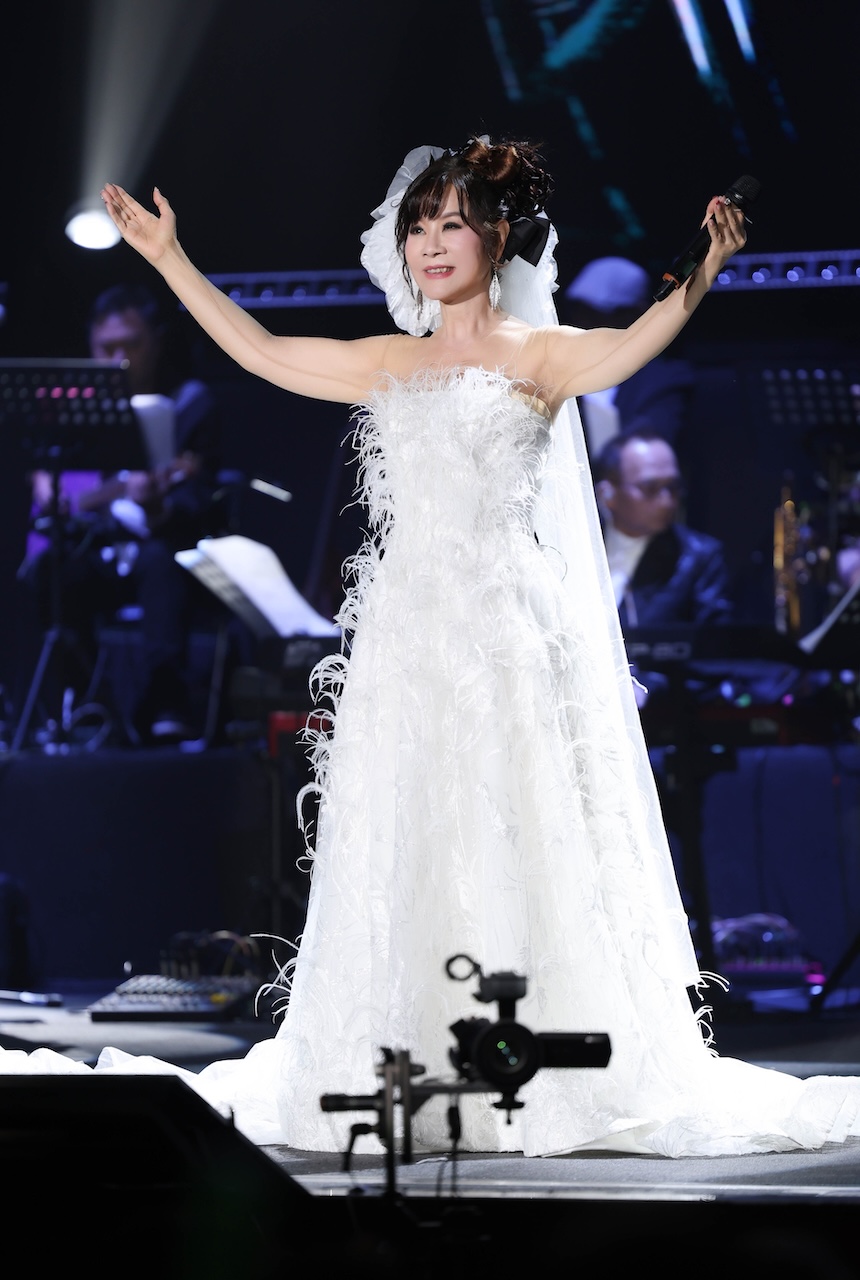 龍千玉穿婚紗唱安可。（圖／瑞揚創意提供）