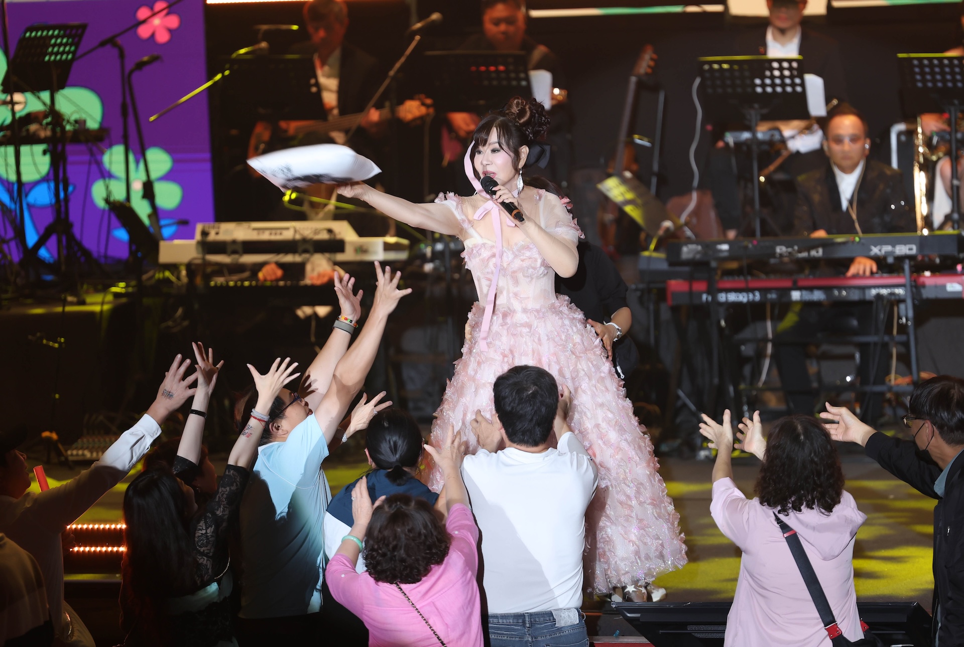 龍千玉發放周邊產品，粉絲擠破頭搶奪。（圖／瑞揚創意提供）