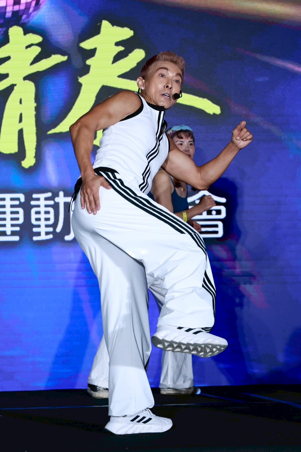 潘若迪一早帶著長輩做操。（圖／娛樂中心攝）