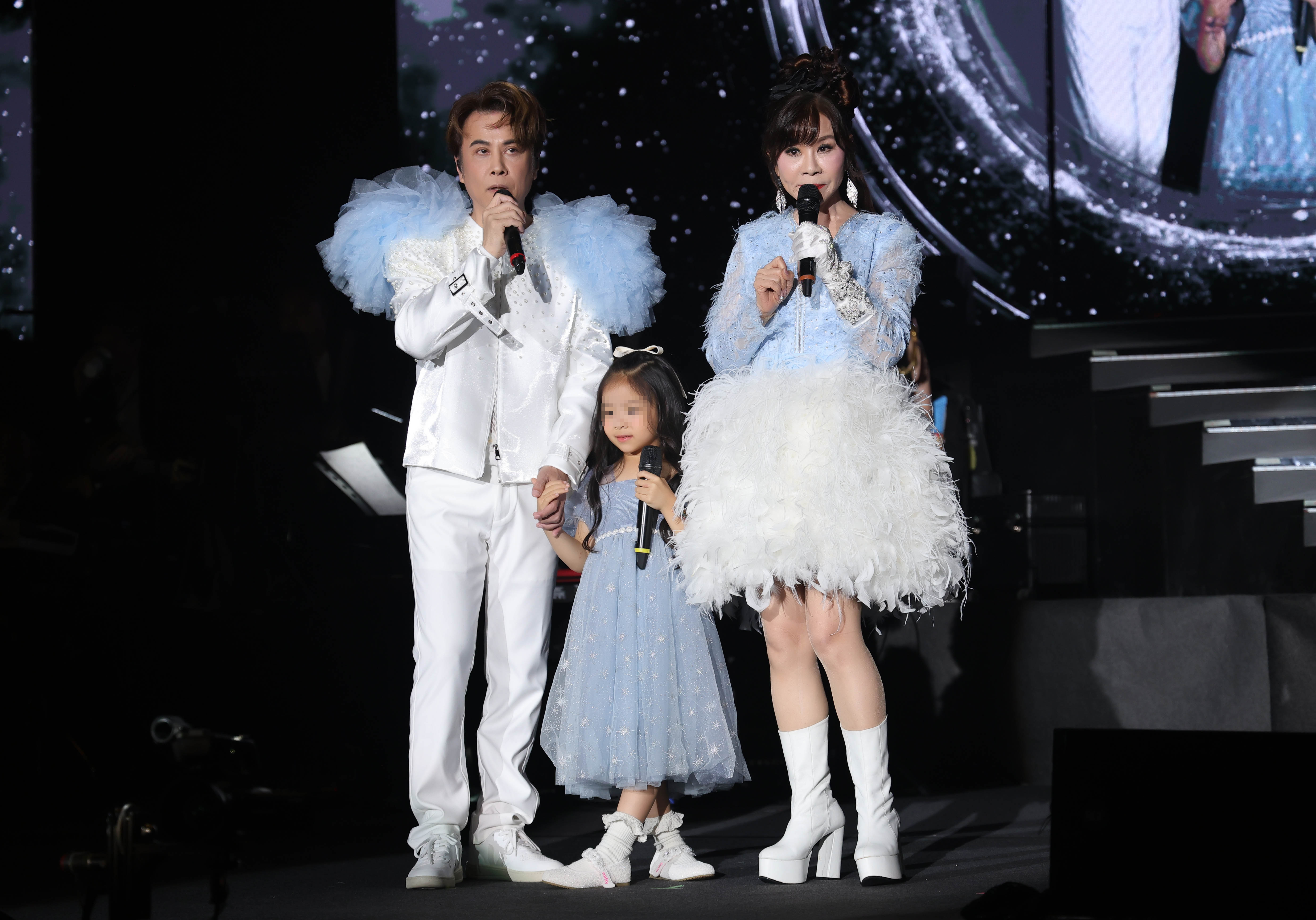 江志豐（左起）帶著女兒和龍千玉合唱。（圖／瑞揚創意提供）