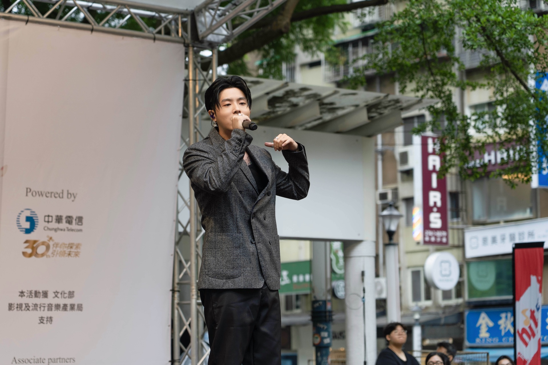 HowZ吸引許多年輕妹妹。（圖／Hit Fm提供）