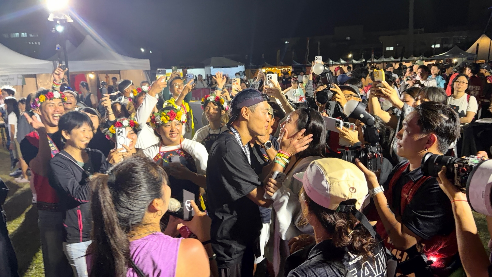 楊祐寧完賽後擁抱老婆阿梅。（圖／玩下娛樂 提供）